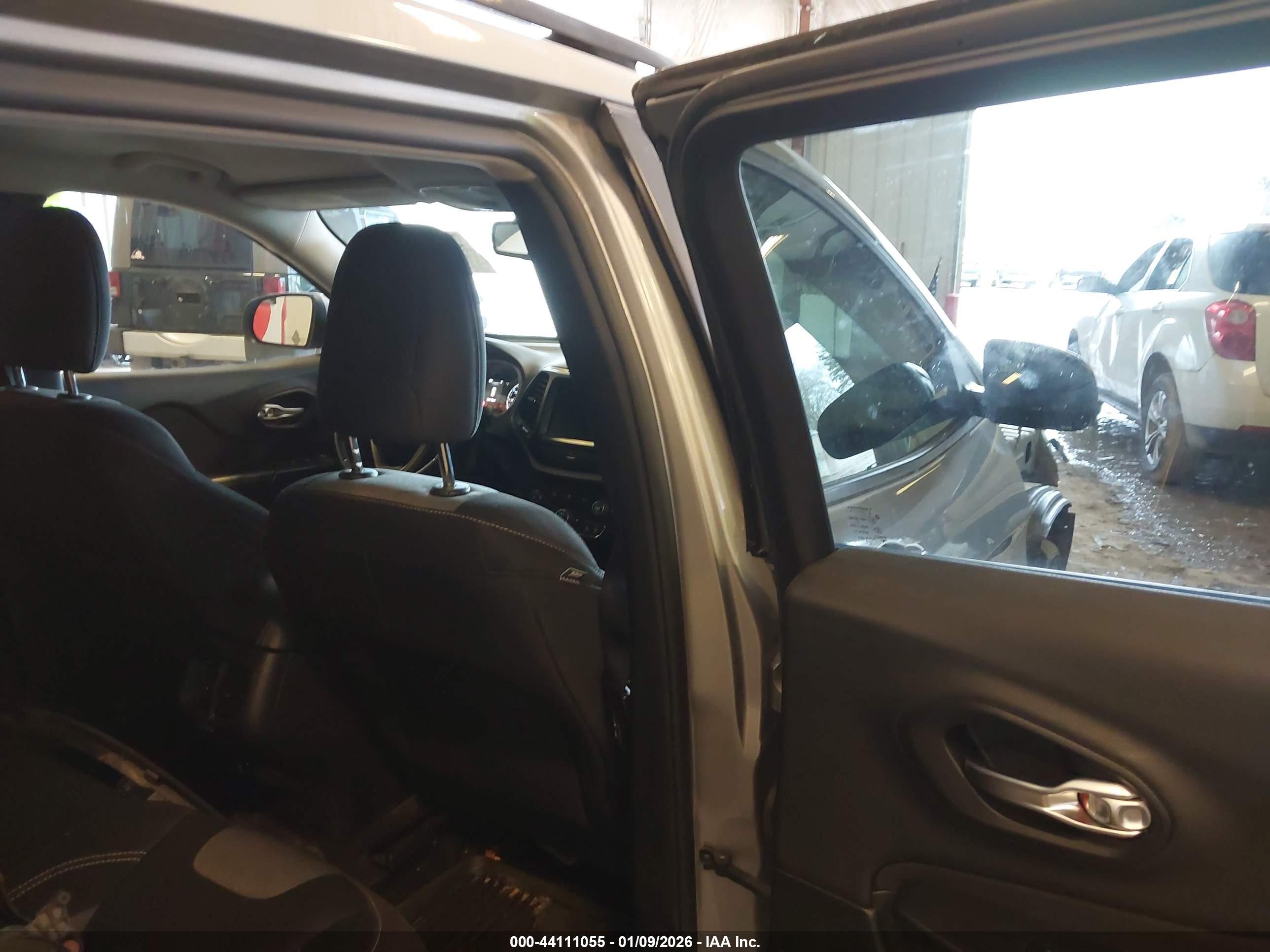 JEEP CHEROKEE image 8
