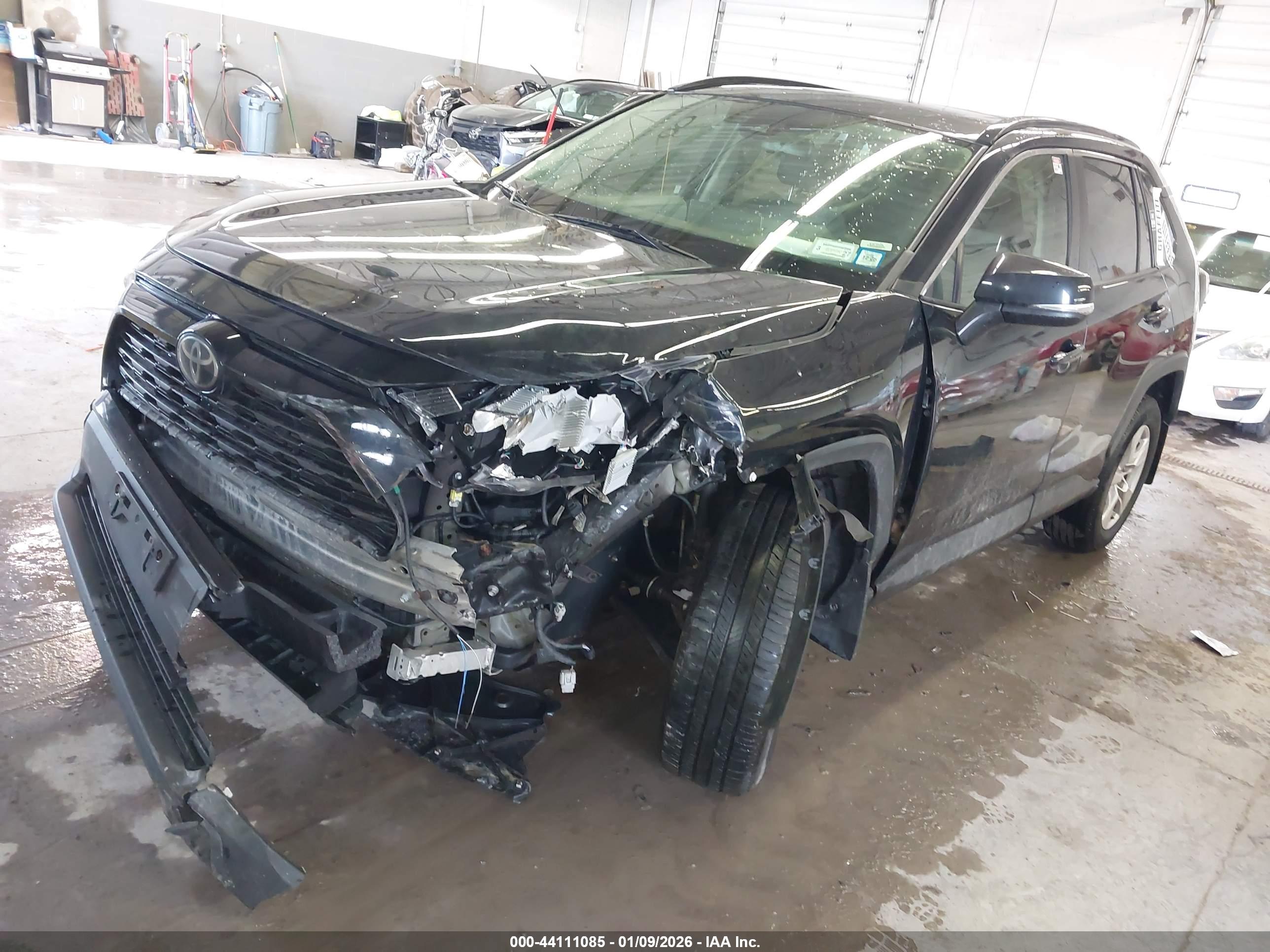 TOYOTA RAV4 image 2