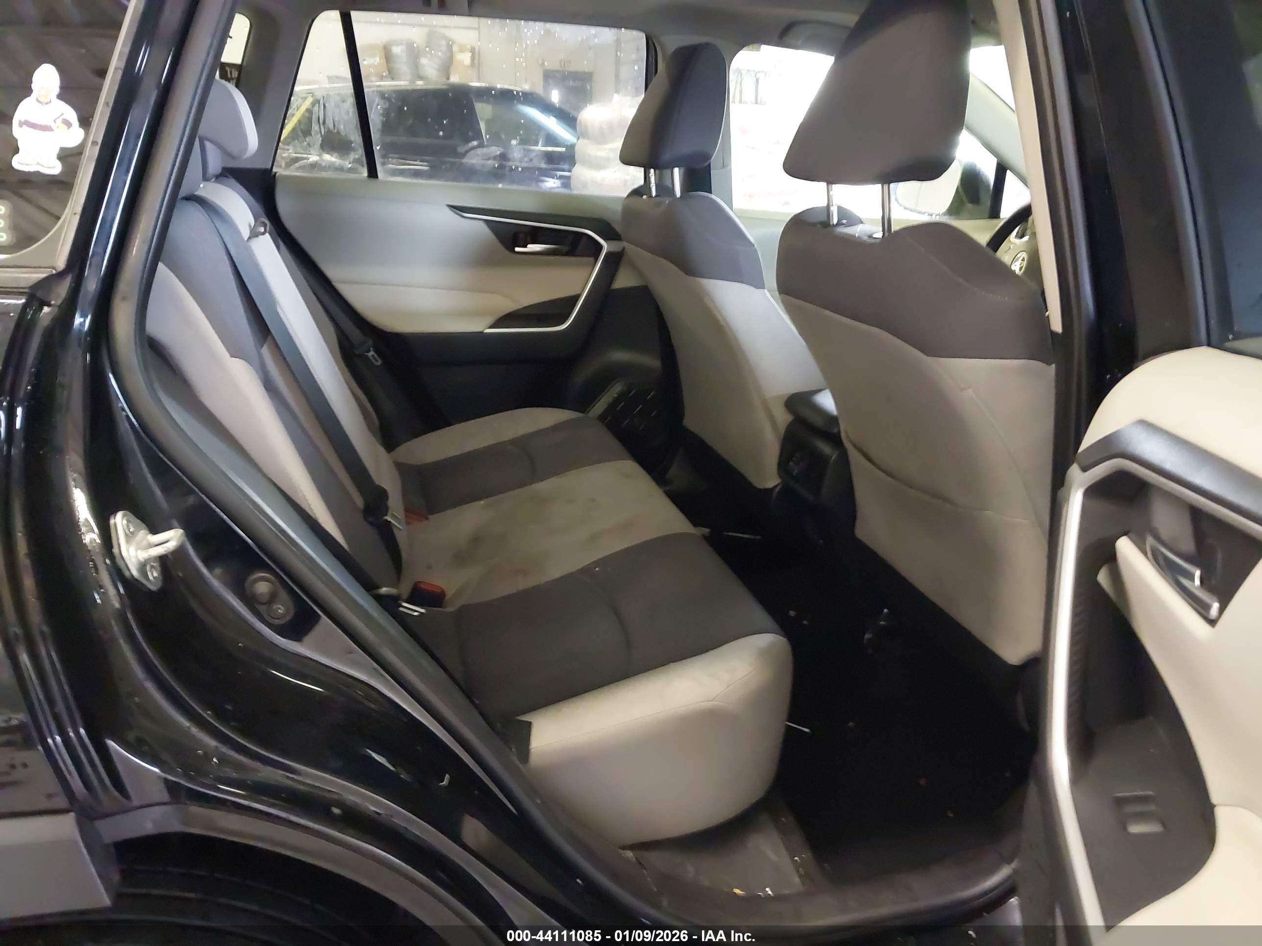 TOYOTA RAV4 image 8