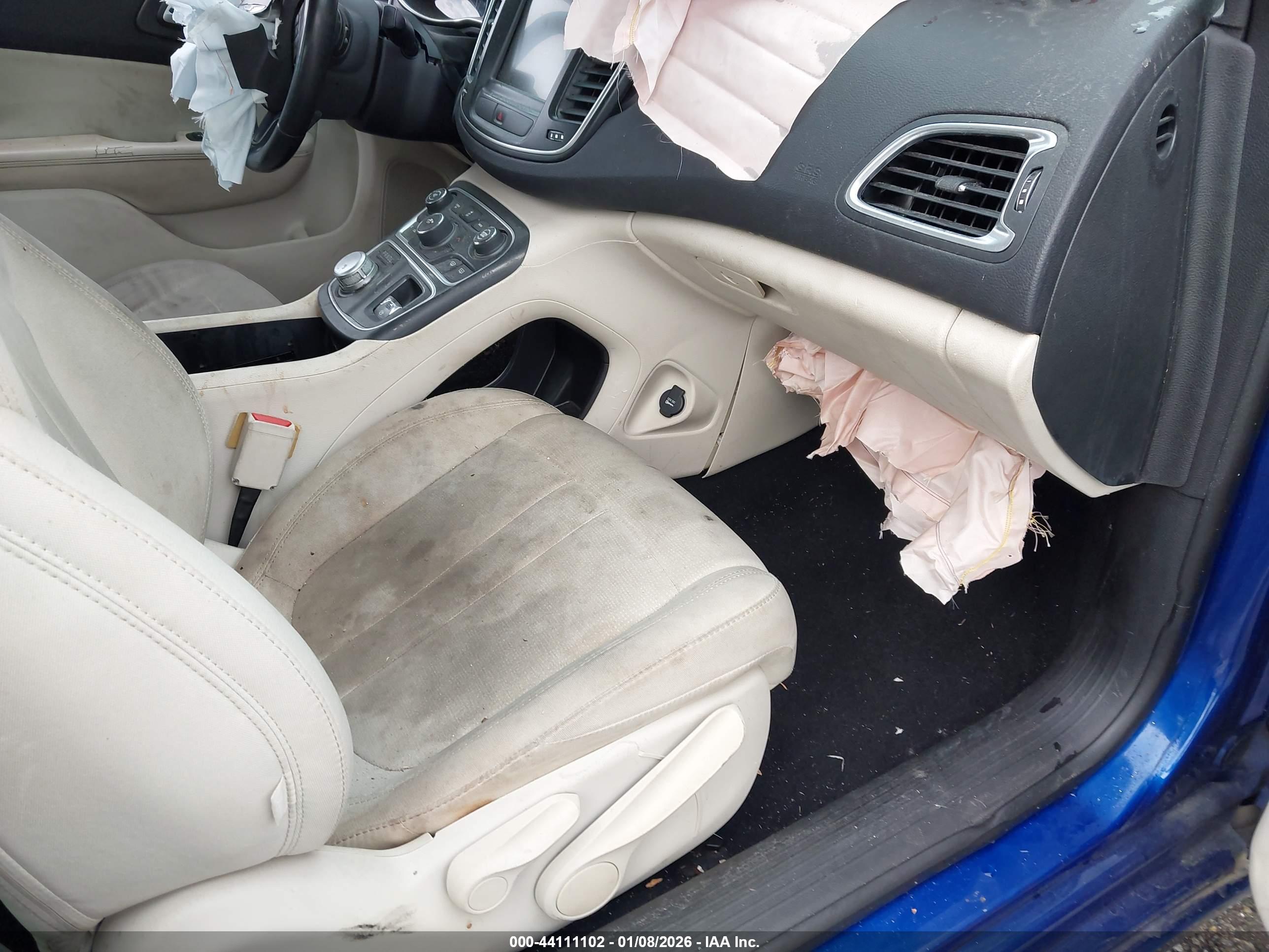 CHRYSLER 200 image 5