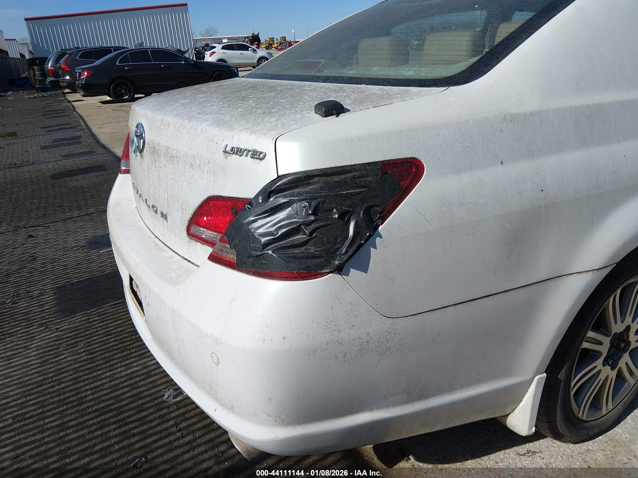 TOYOTA AVALON image 6