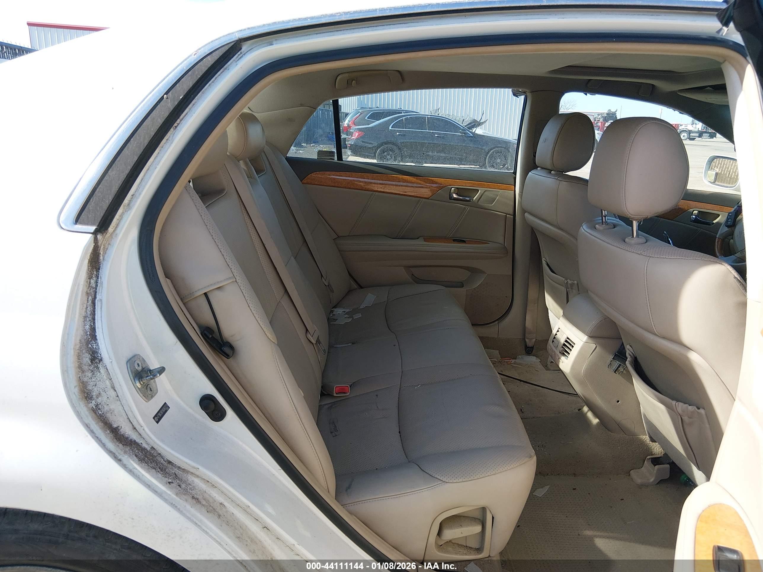 TOYOTA AVALON image 8