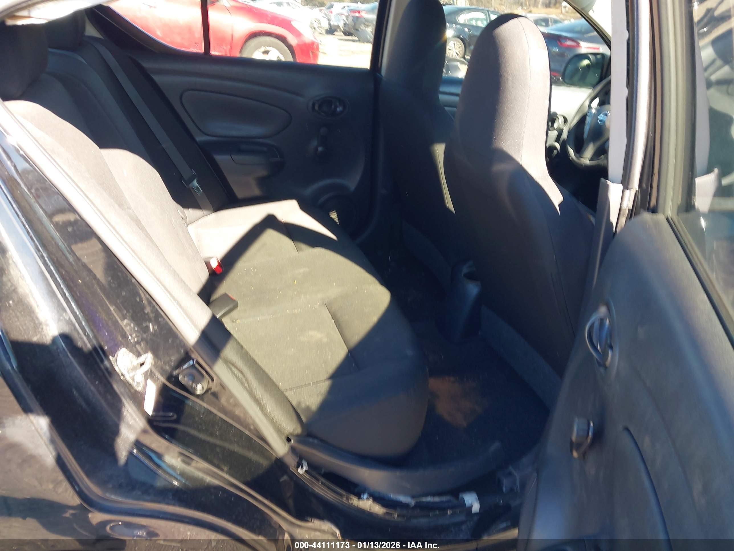 NISSAN VERSA image 8