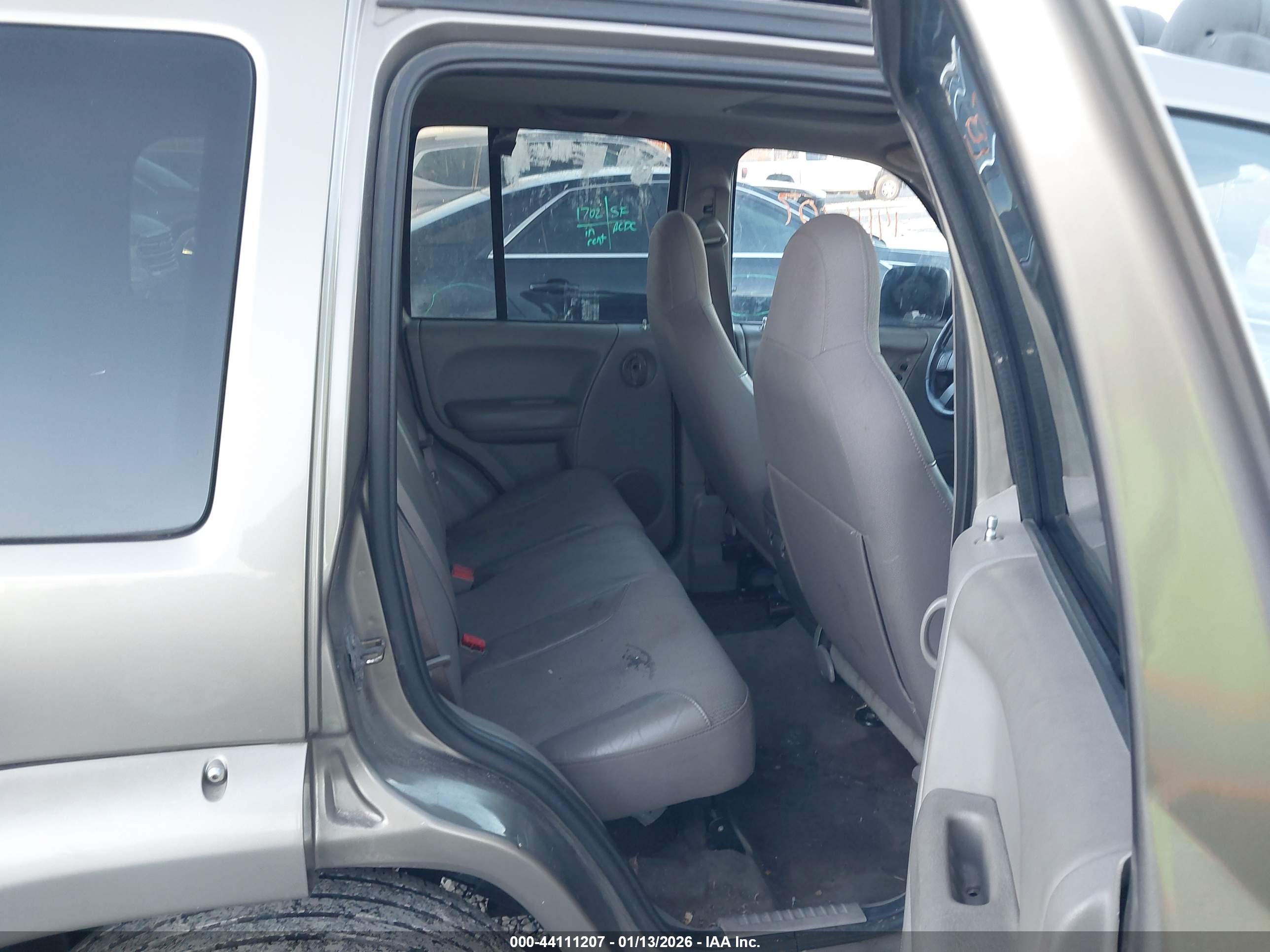 JEEP LIBERTY image 8
