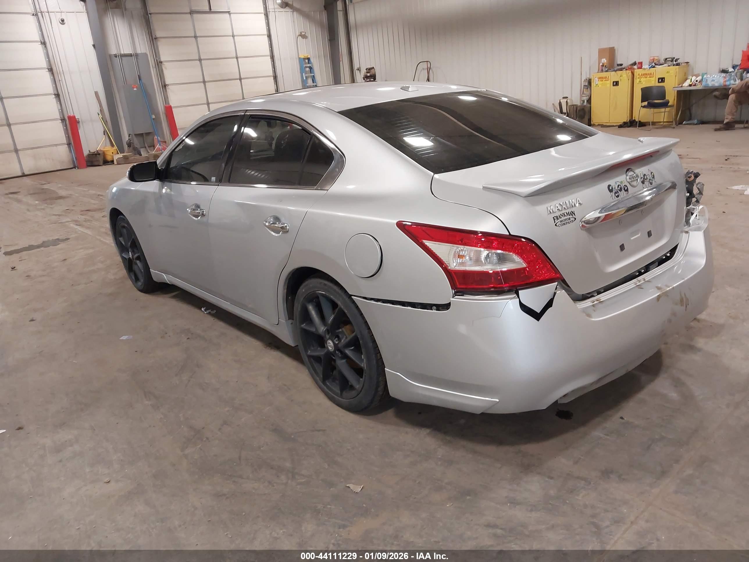 NISSAN MAXIMA image 3