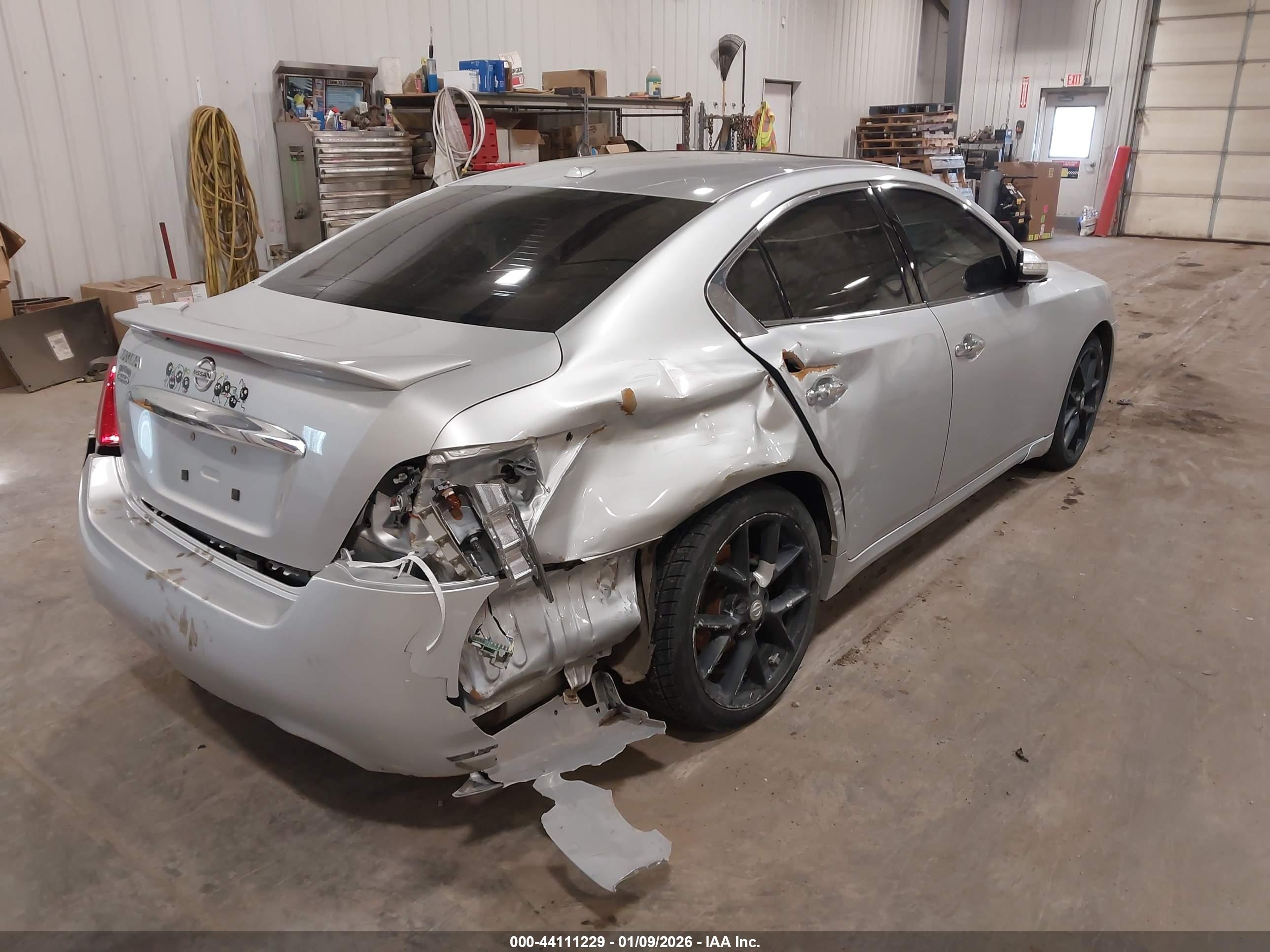 NISSAN MAXIMA image 4
