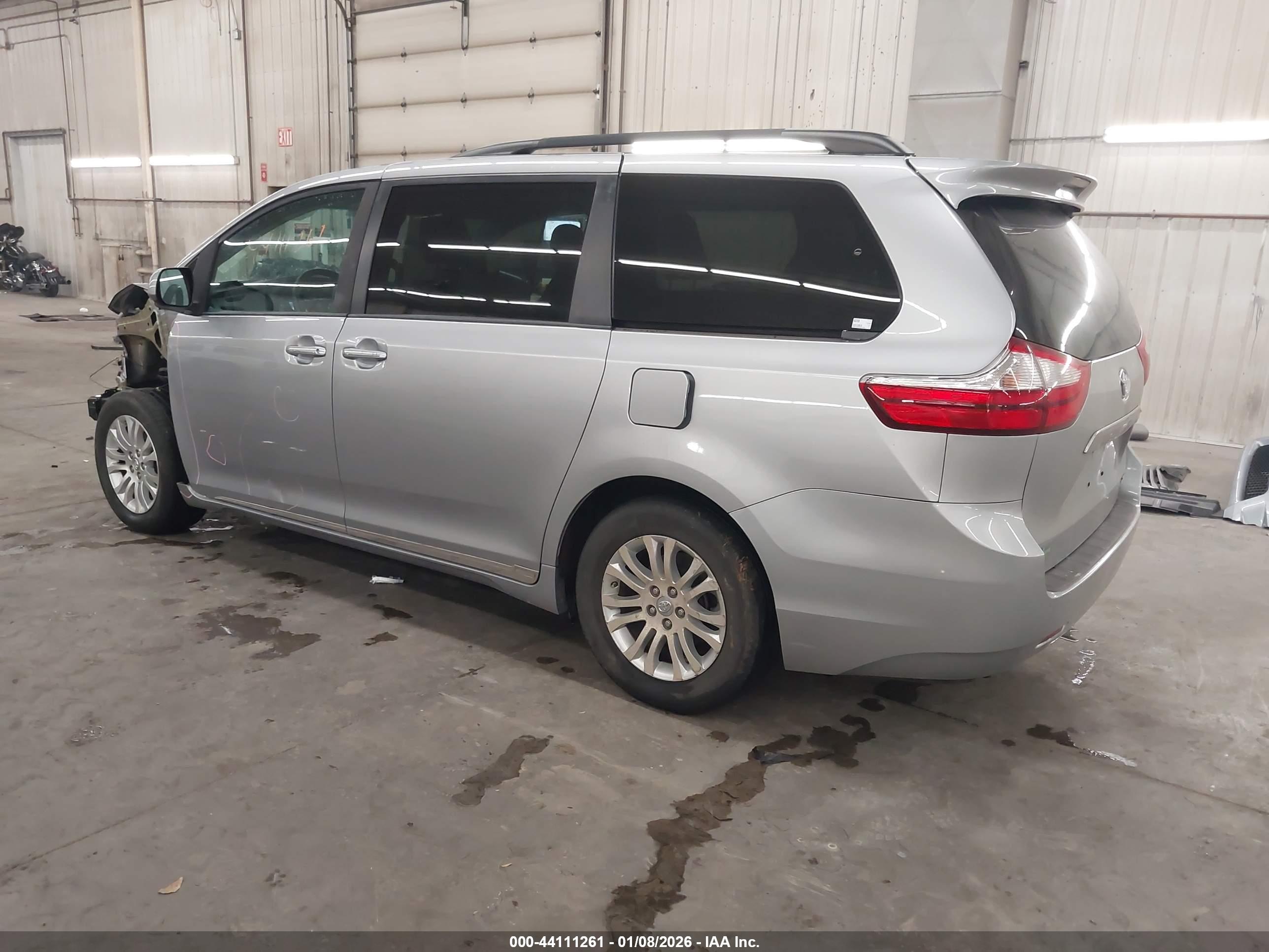 TOYOTA SIENNA image 3