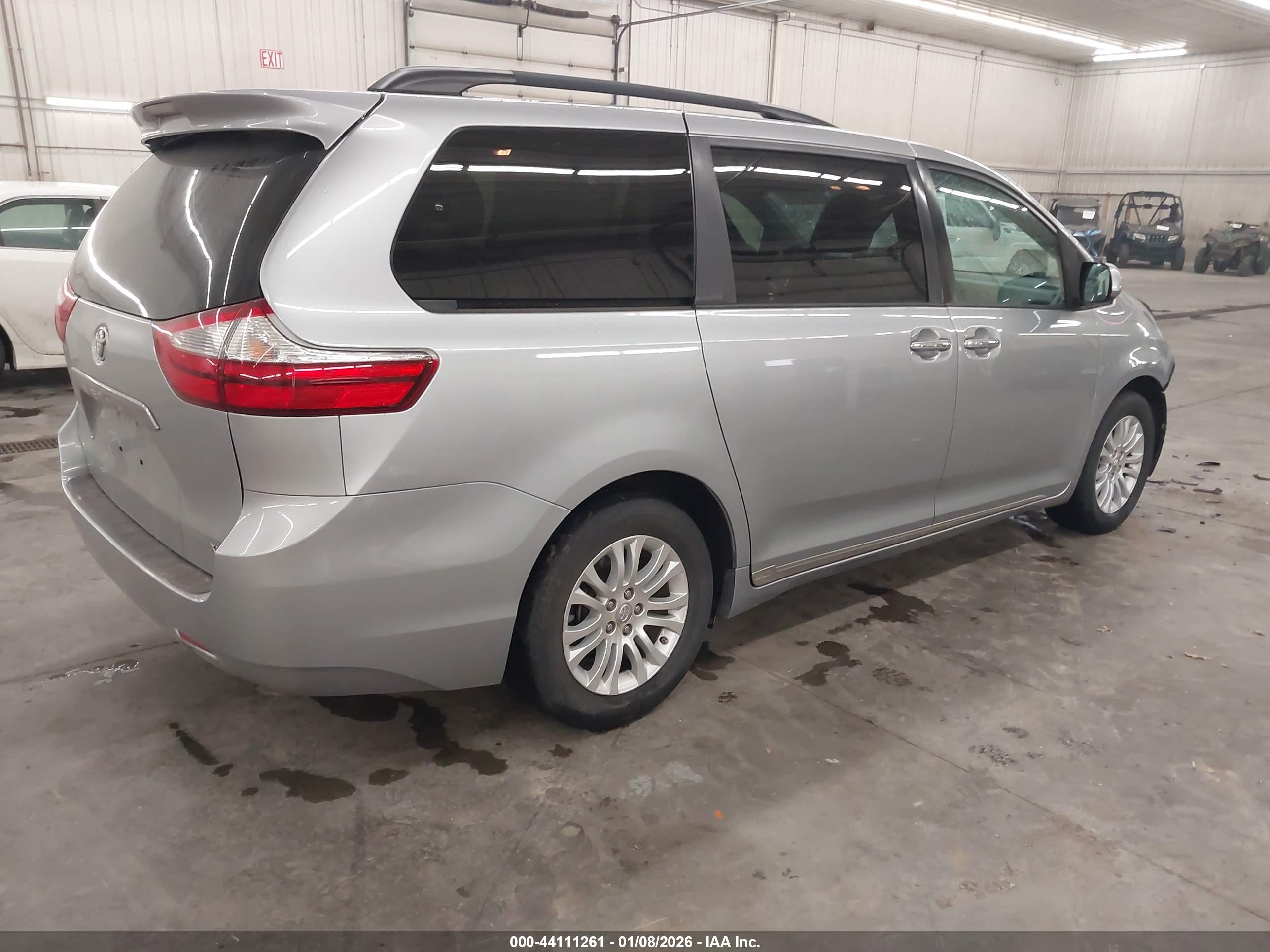 TOYOTA SIENNA image 4