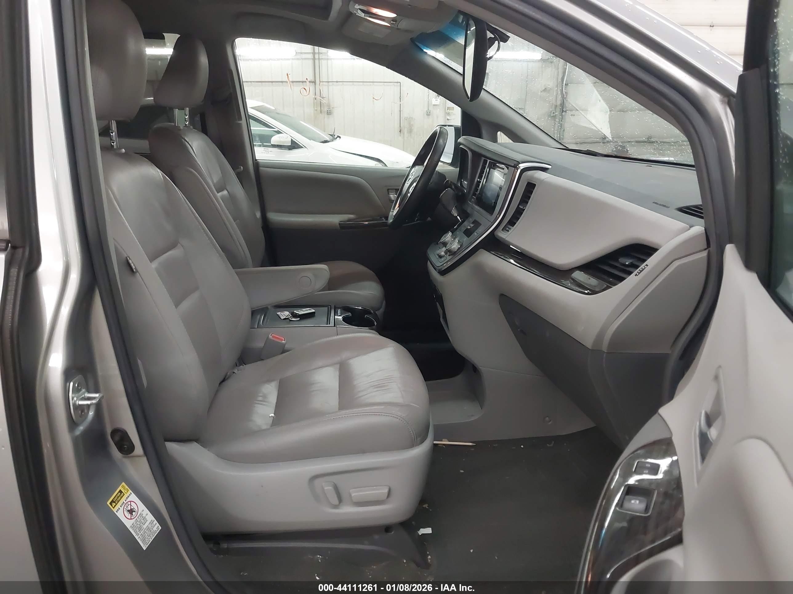 TOYOTA SIENNA image 5