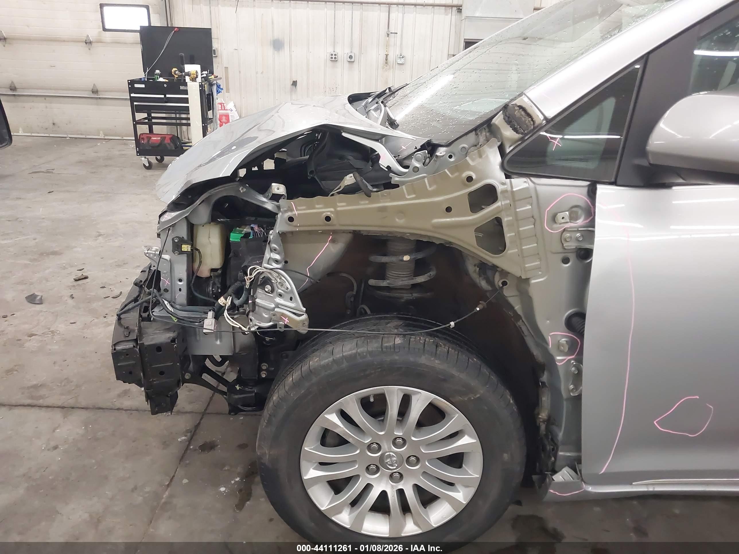 TOYOTA SIENNA image 6