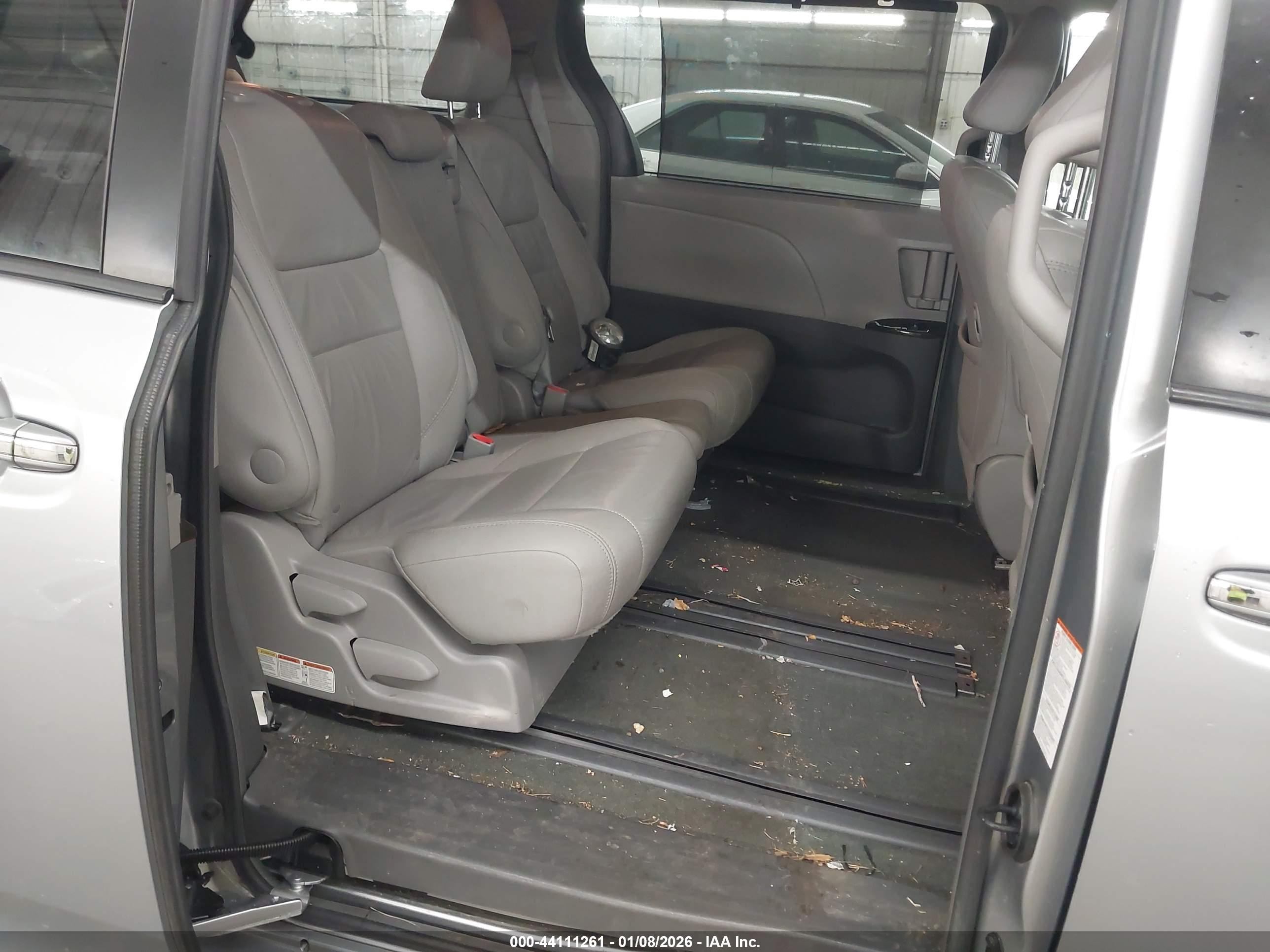 TOYOTA SIENNA image 8
