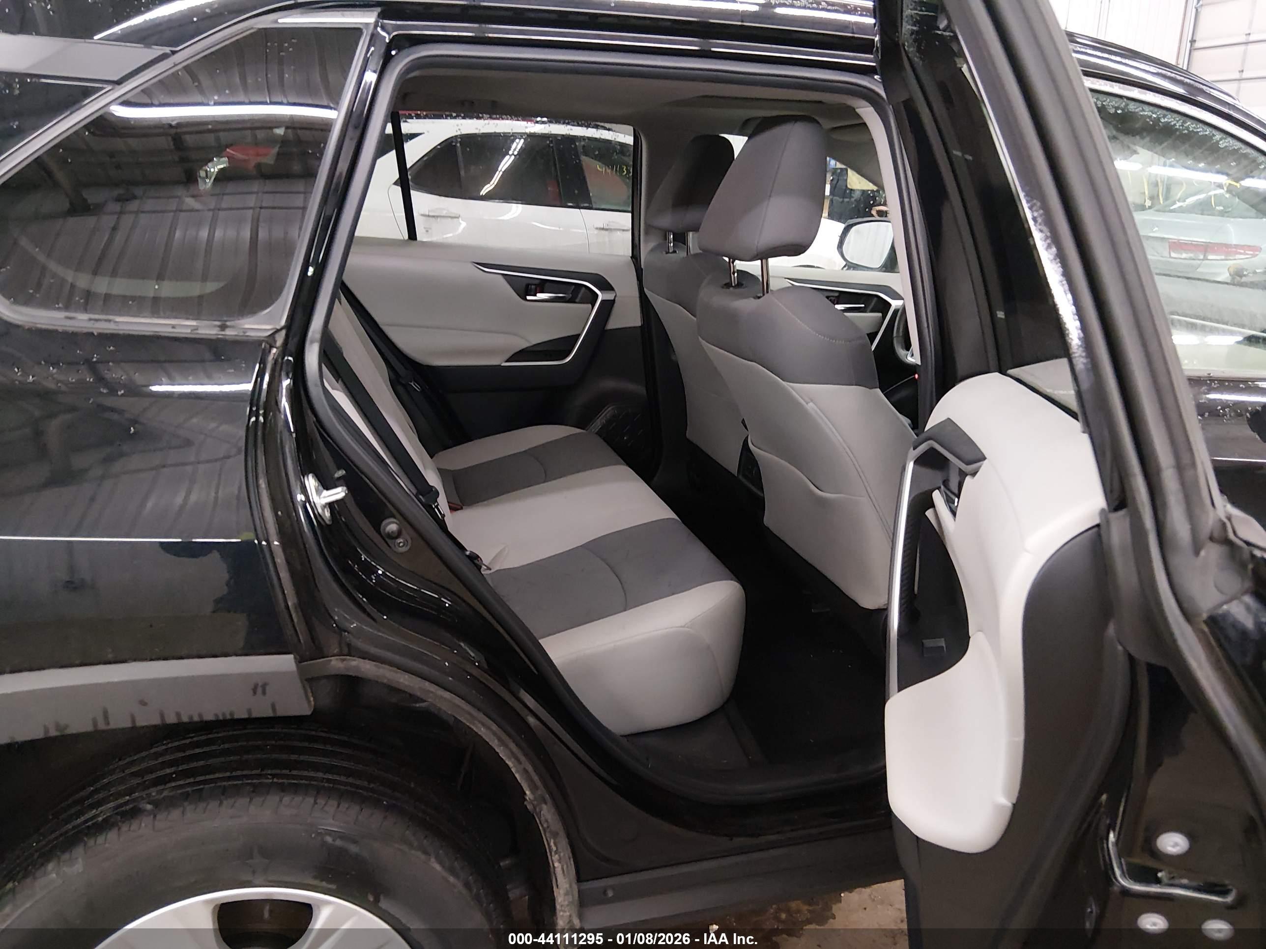 TOYOTA RAV4 image 8
