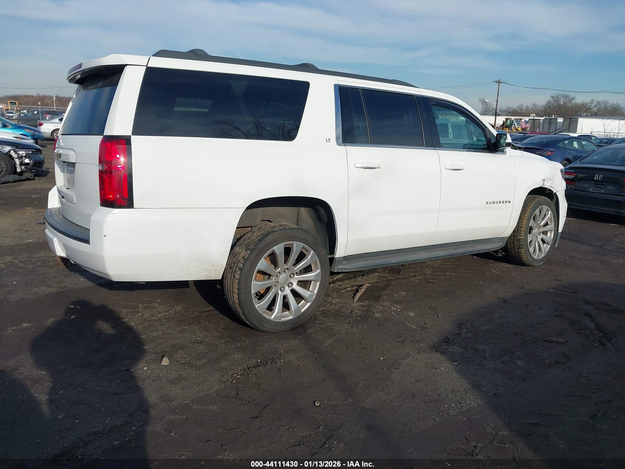 CHEVROLET SUBURBAN image 4