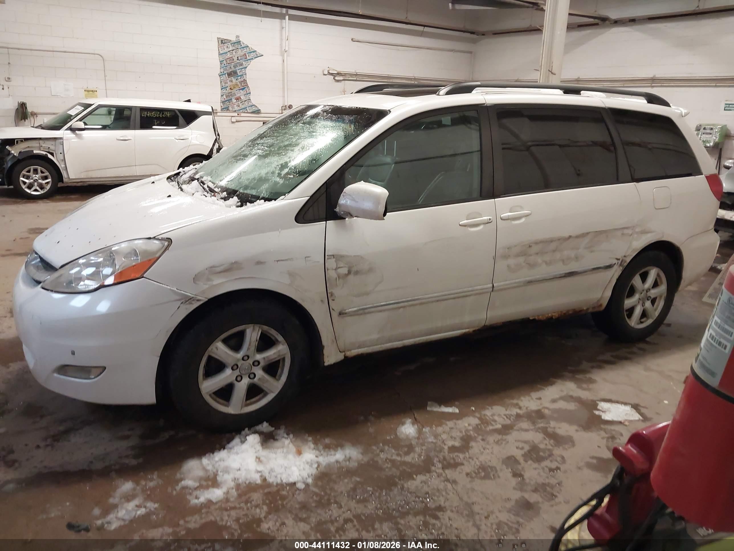 TOYOTA SIENNA image 2
