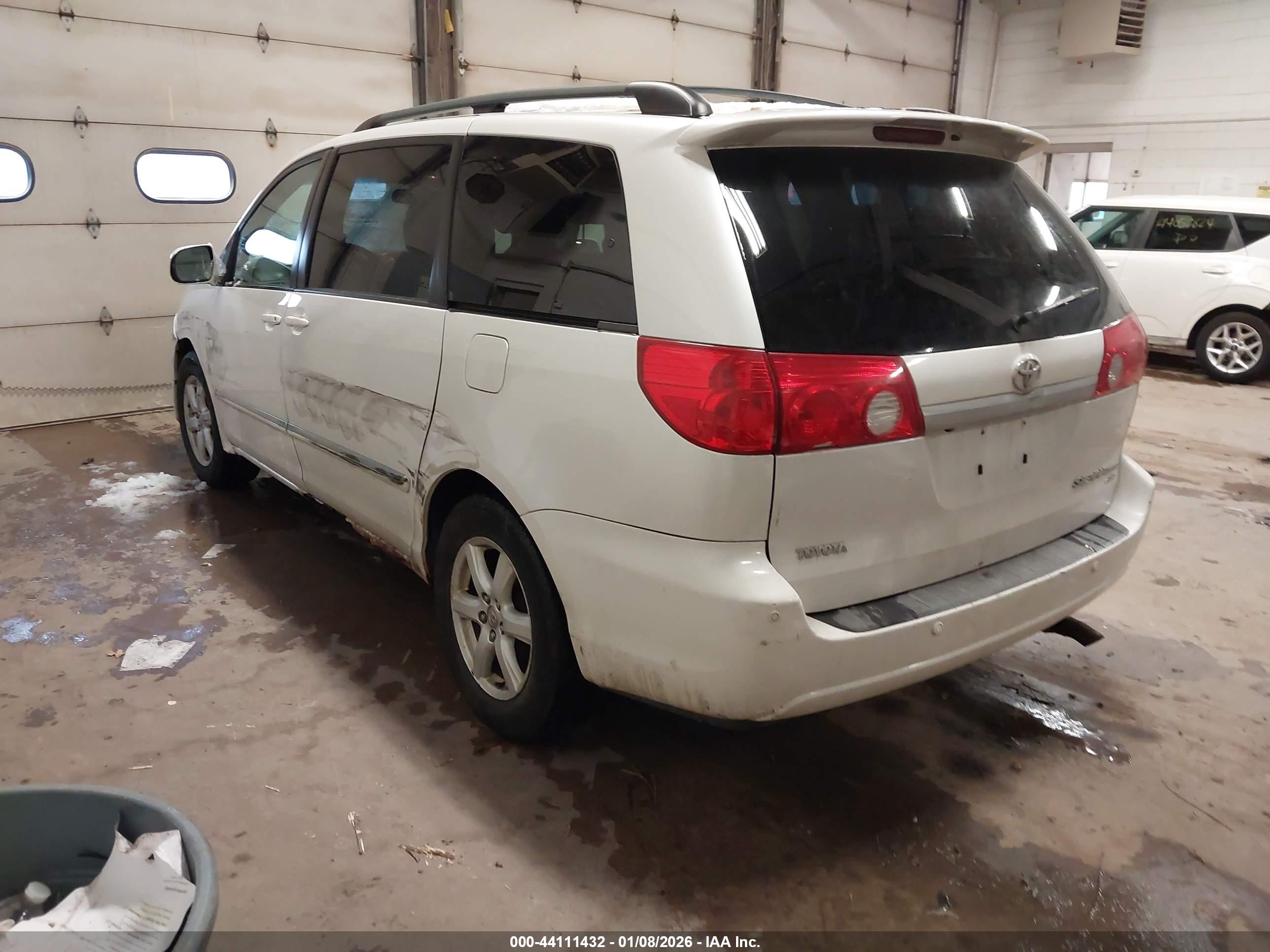 TOYOTA SIENNA image 3