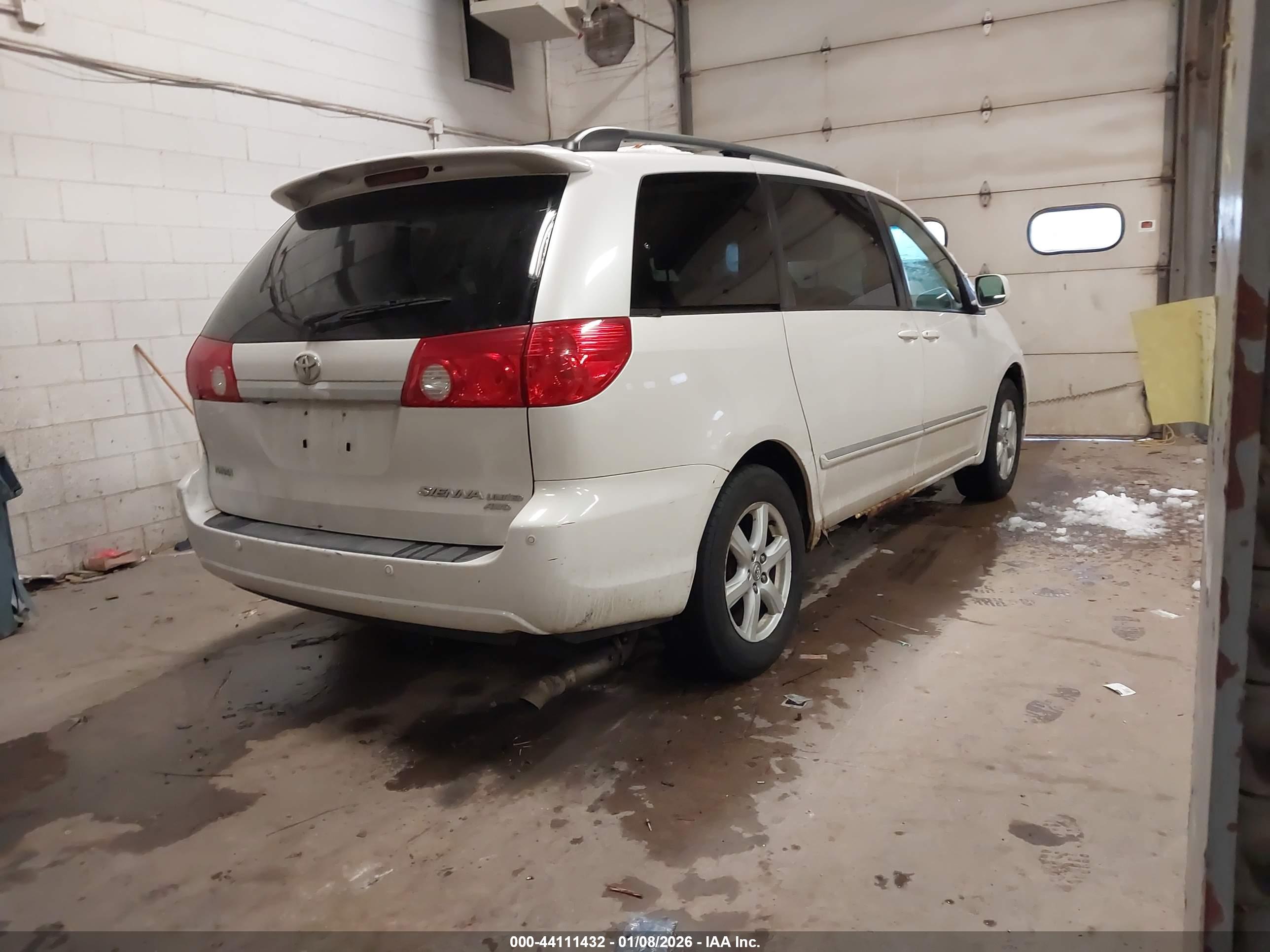 TOYOTA SIENNA image 4