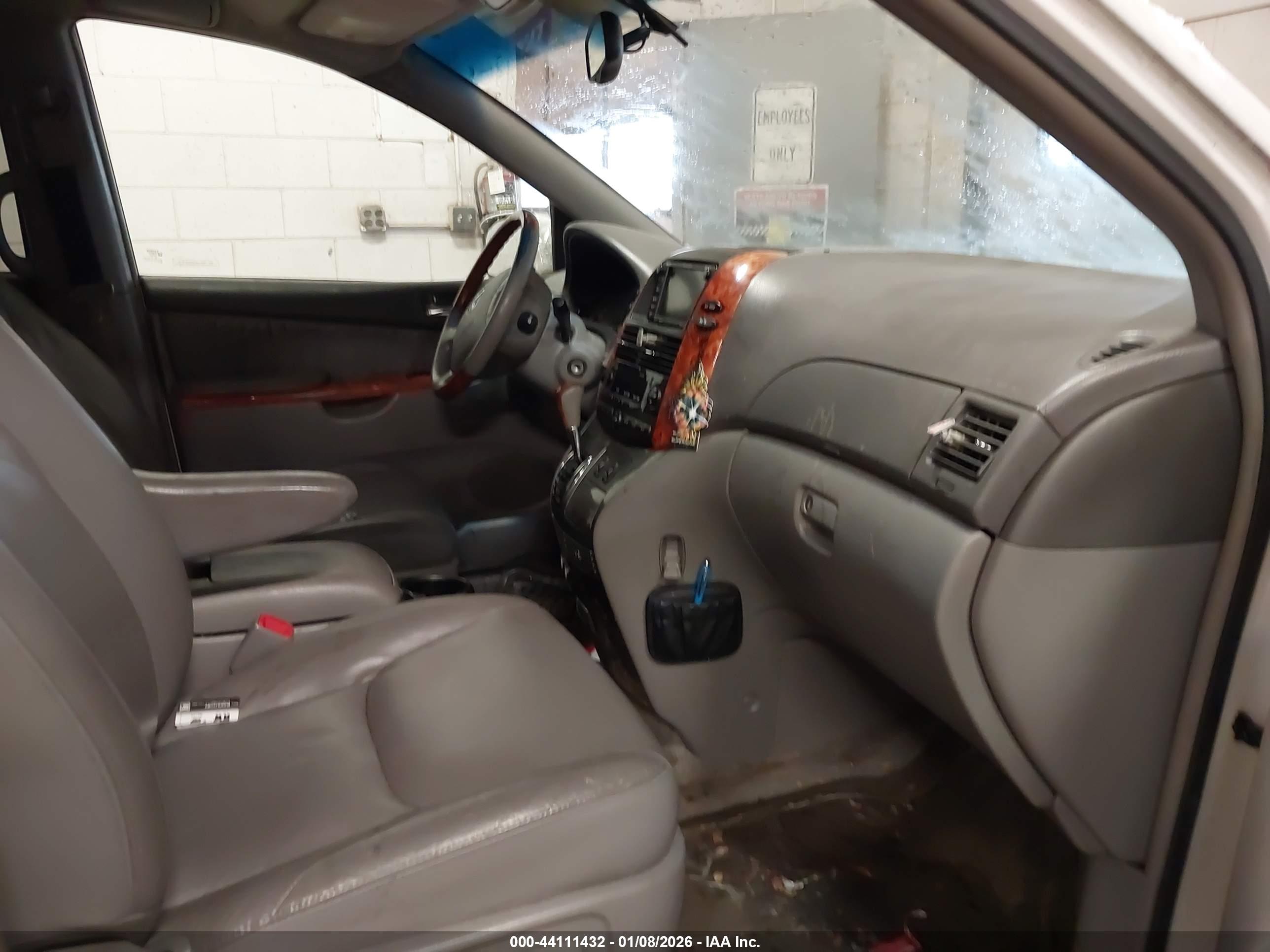 TOYOTA SIENNA image 5