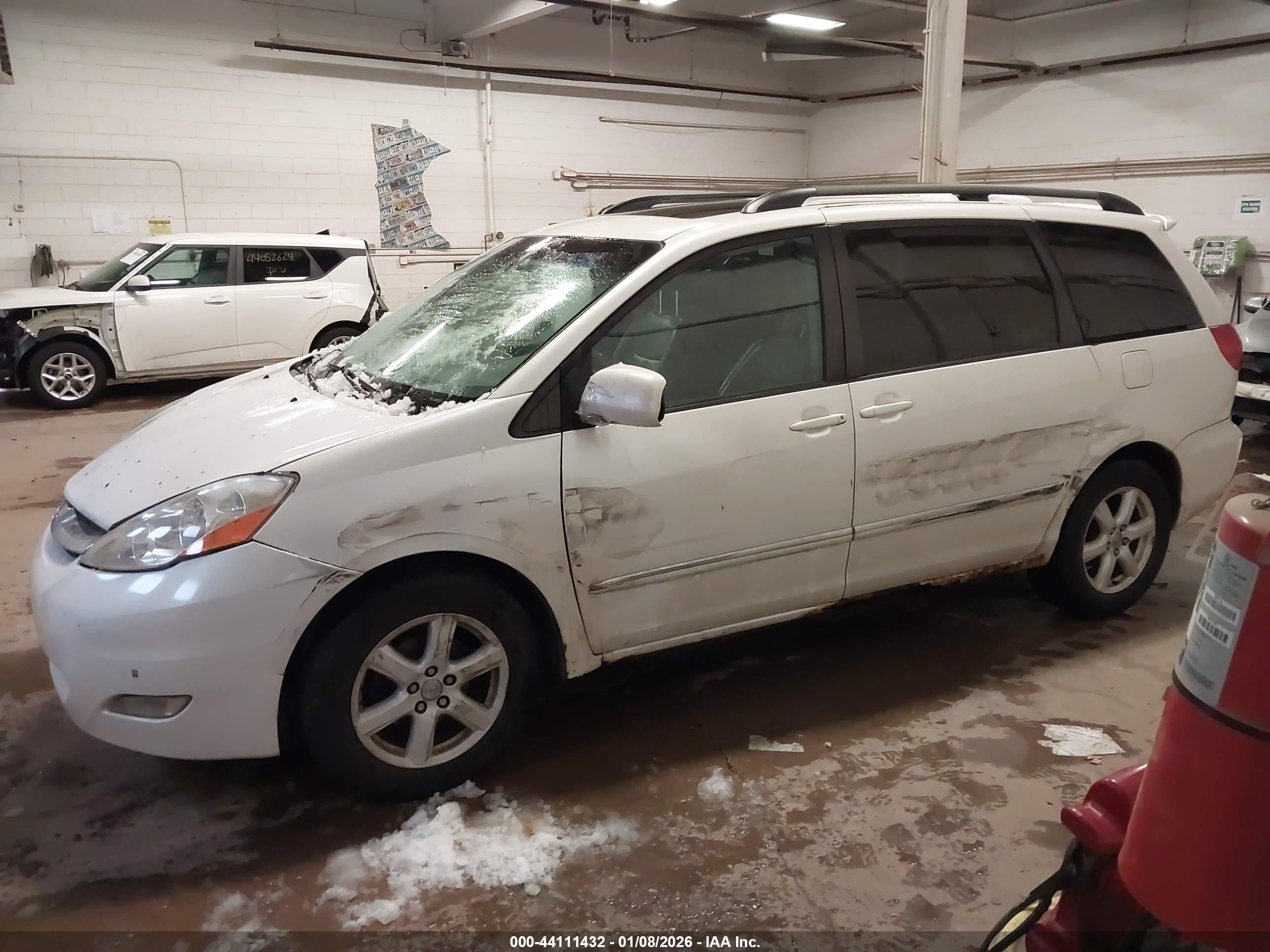 TOYOTA SIENNA image 6