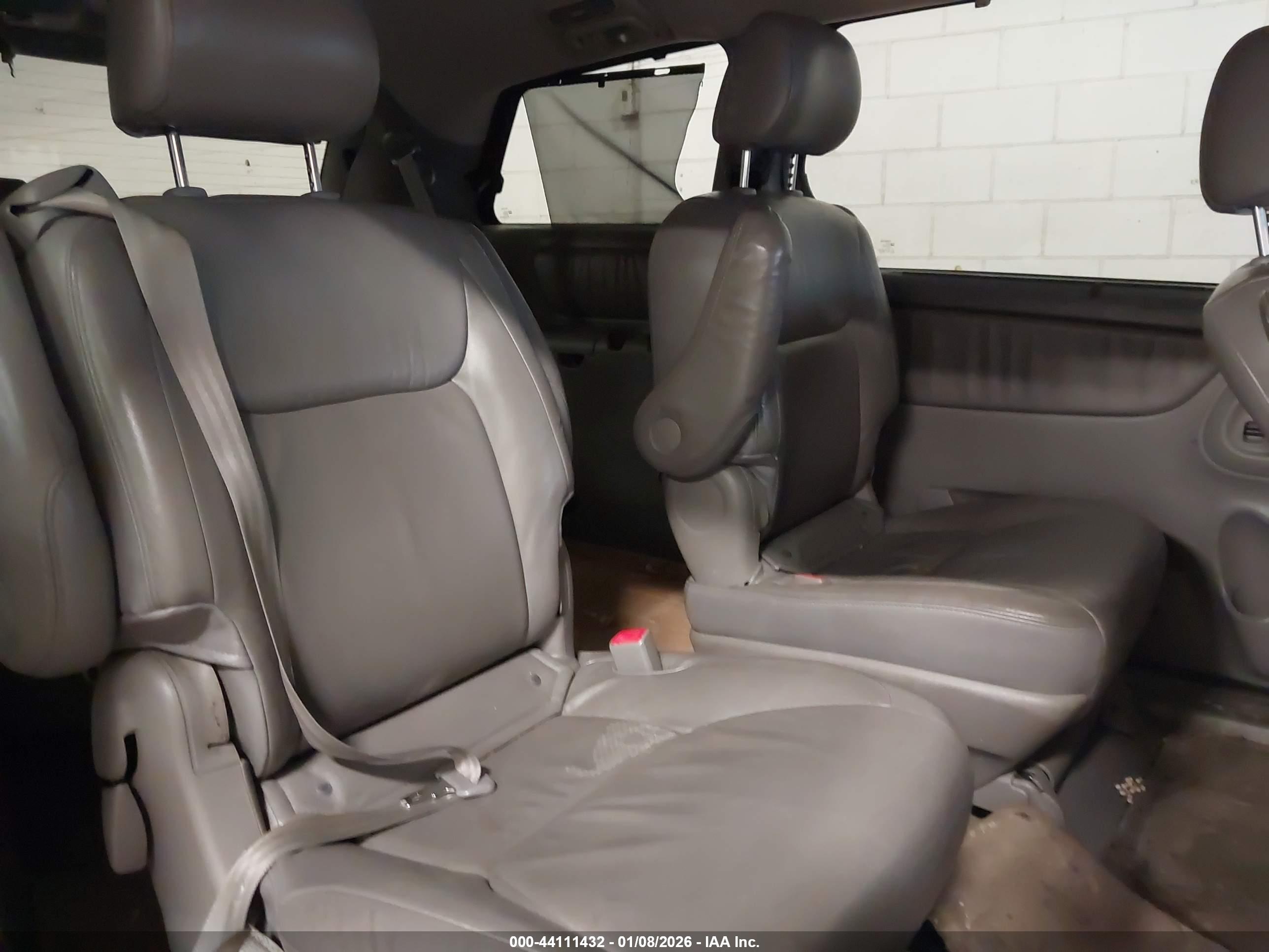 TOYOTA SIENNA image 8