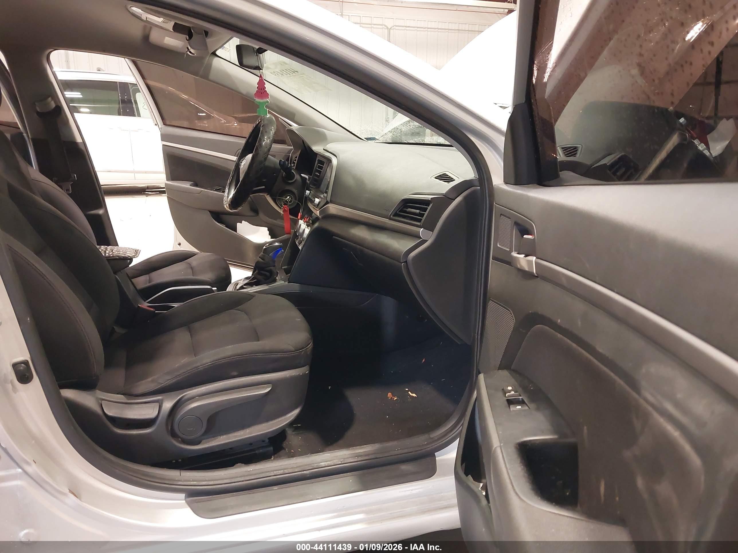 HYUNDAI ELANTRA image 5