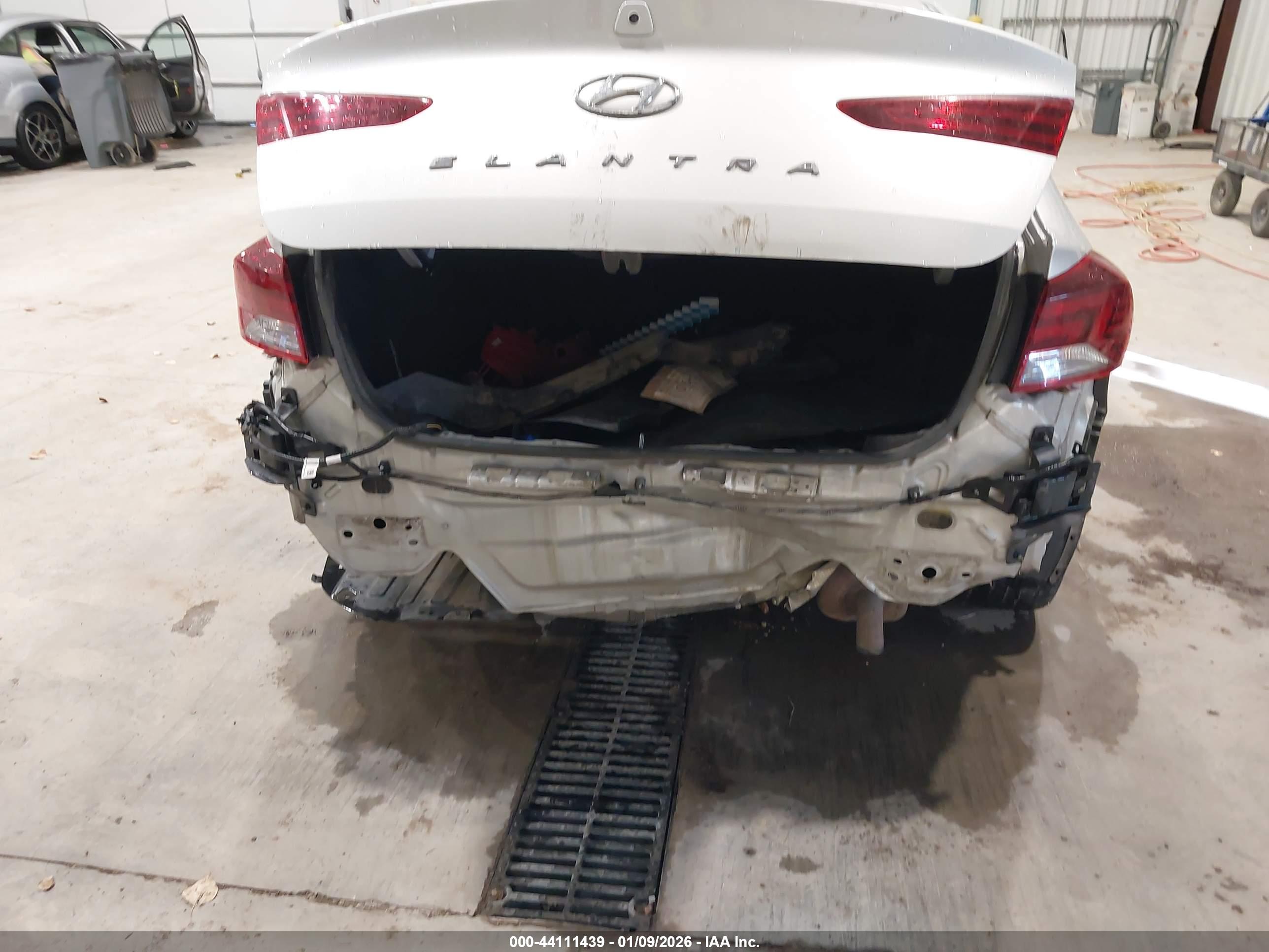 HYUNDAI ELANTRA image 6