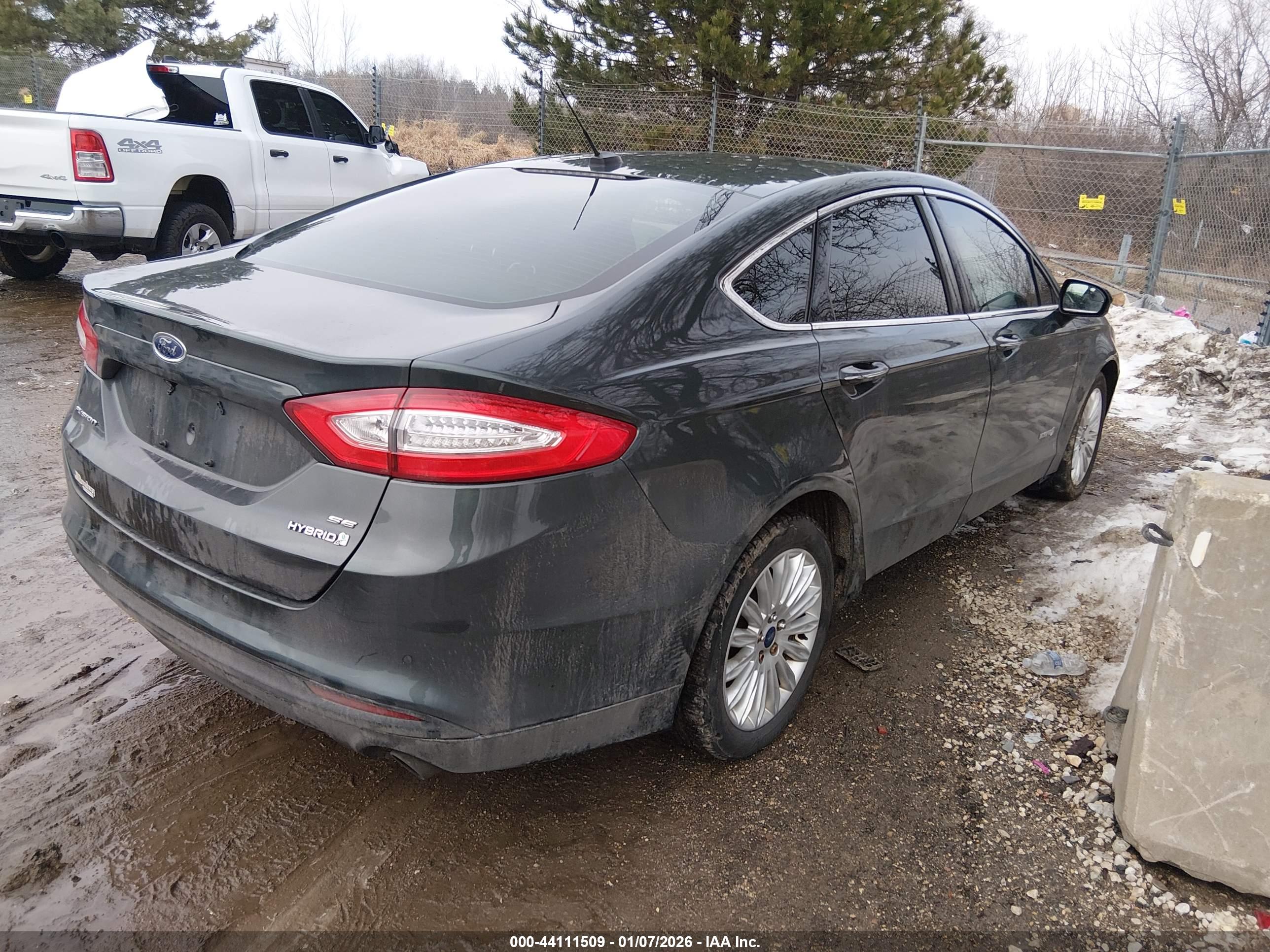 FORD FUSION image 4