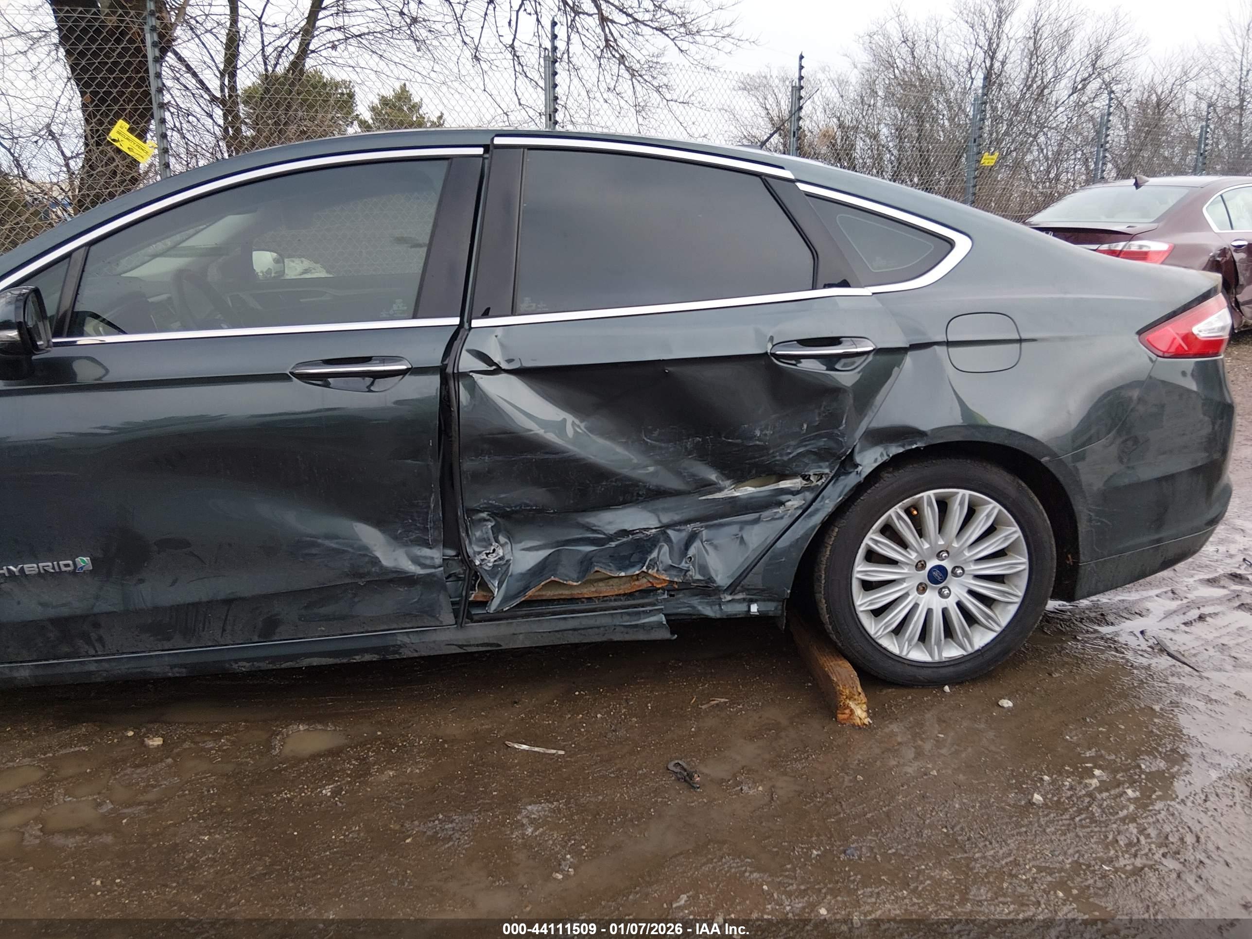 FORD FUSION image 6