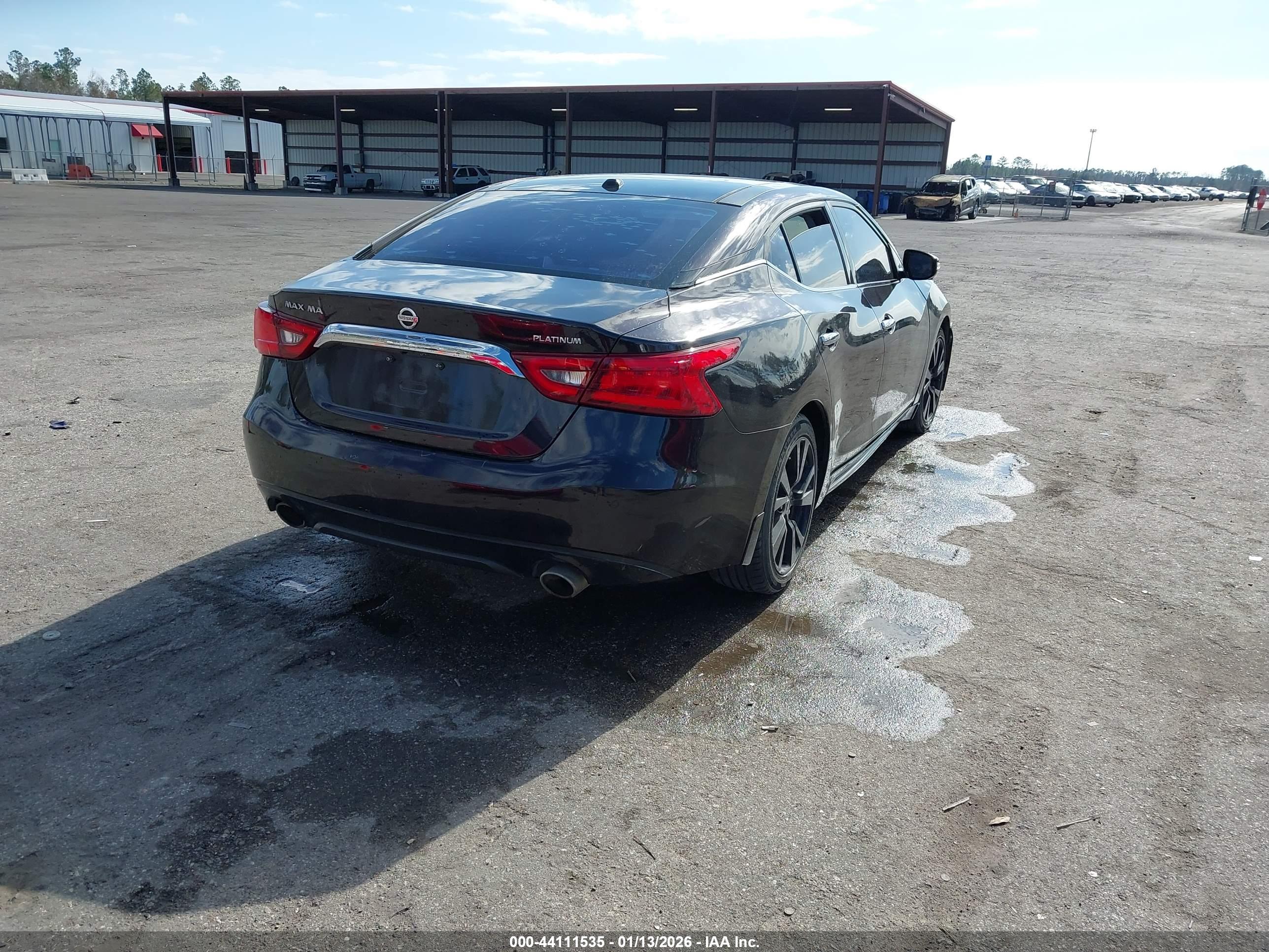 NISSAN MAXIMA image 4