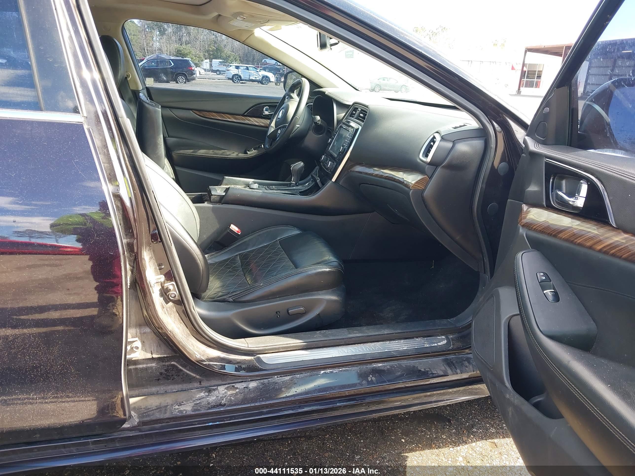 NISSAN MAXIMA image 5