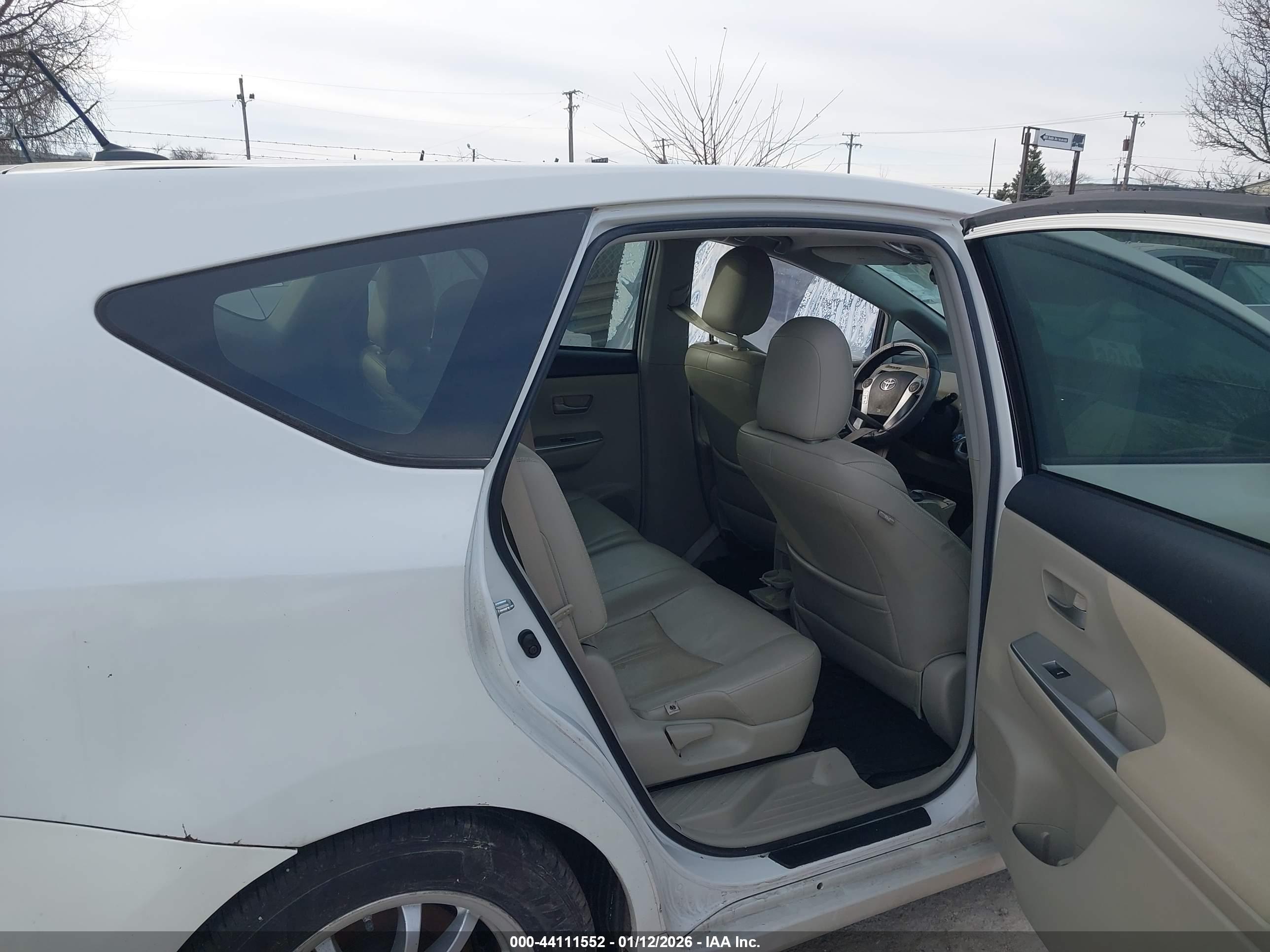 TOYOTA PRIUS image 8