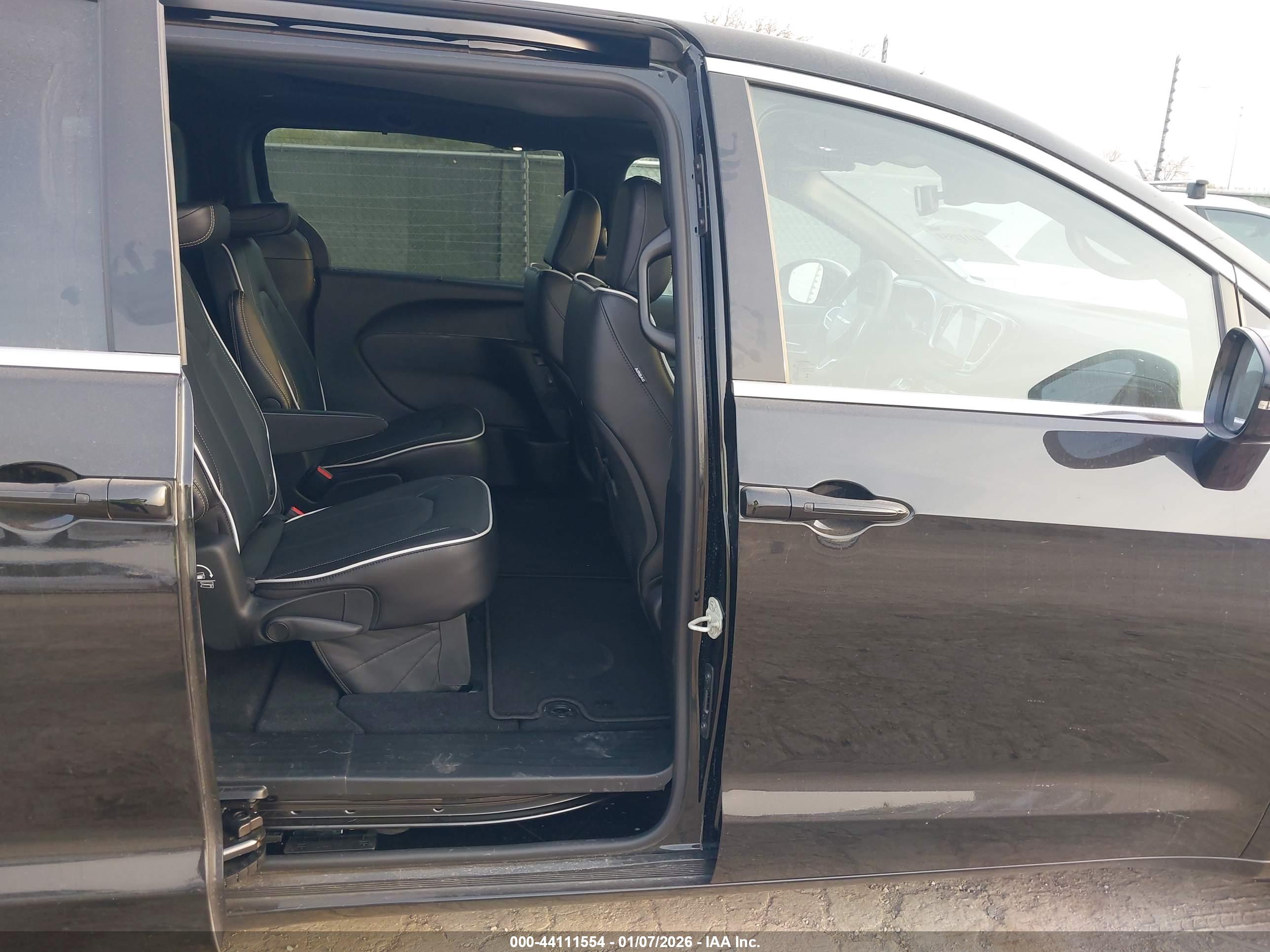 CHRYSLER PACIFICA image 8