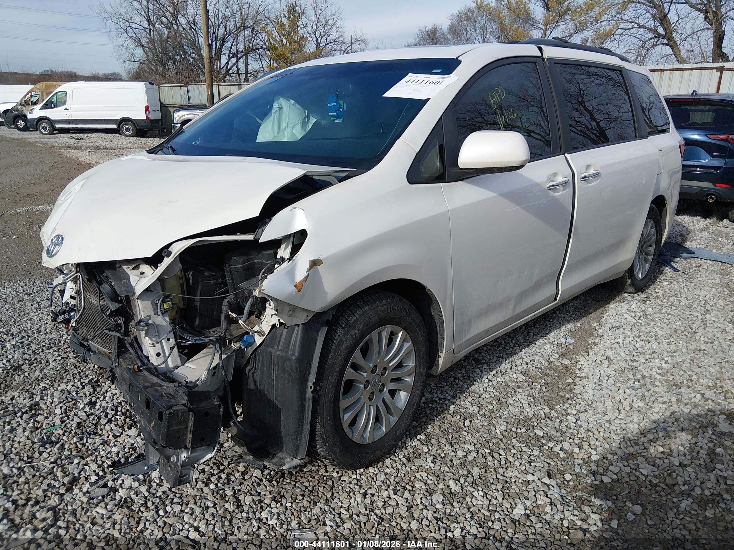 TOYOTA SIENNA image 2