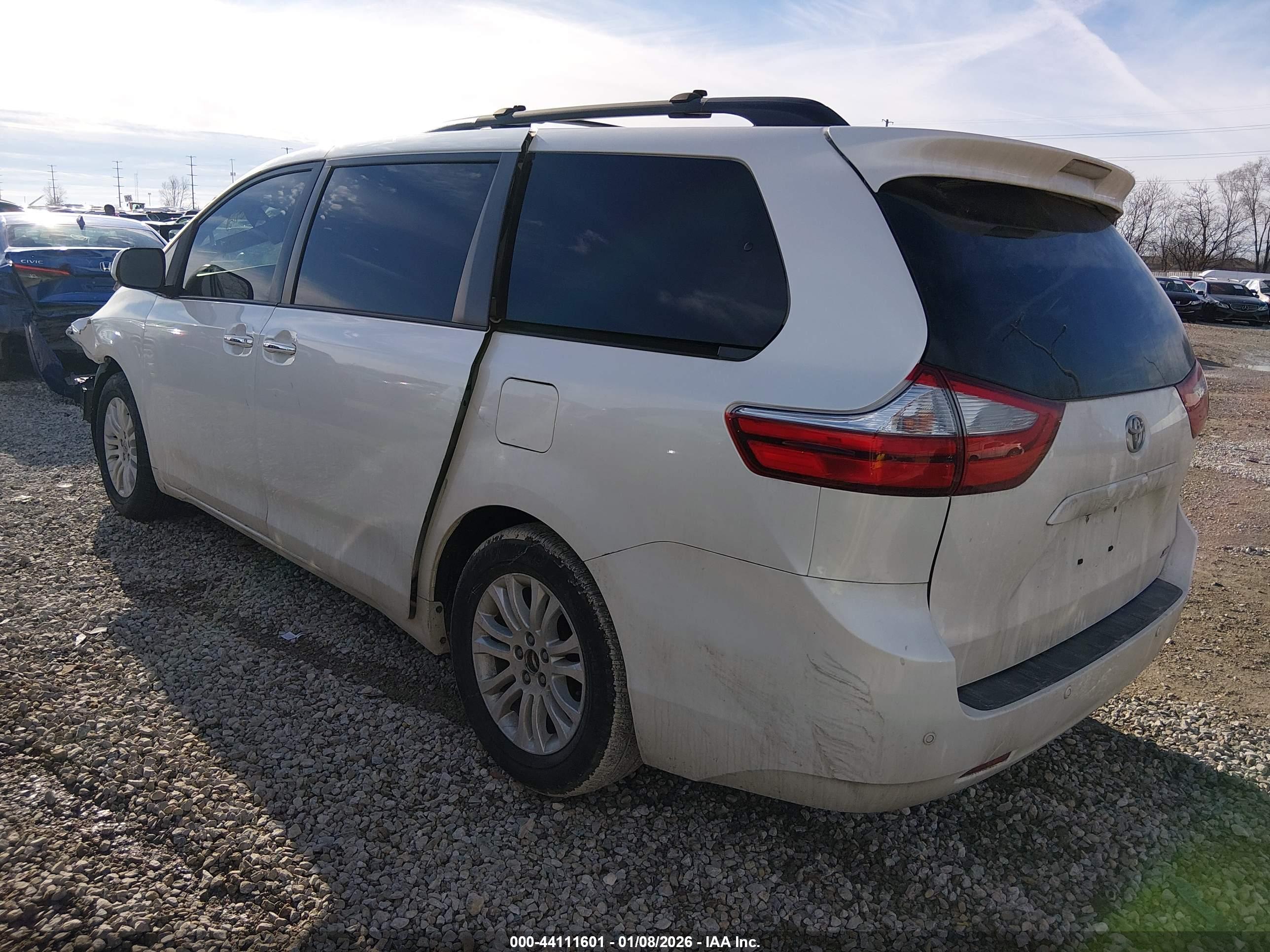 TOYOTA SIENNA image 3