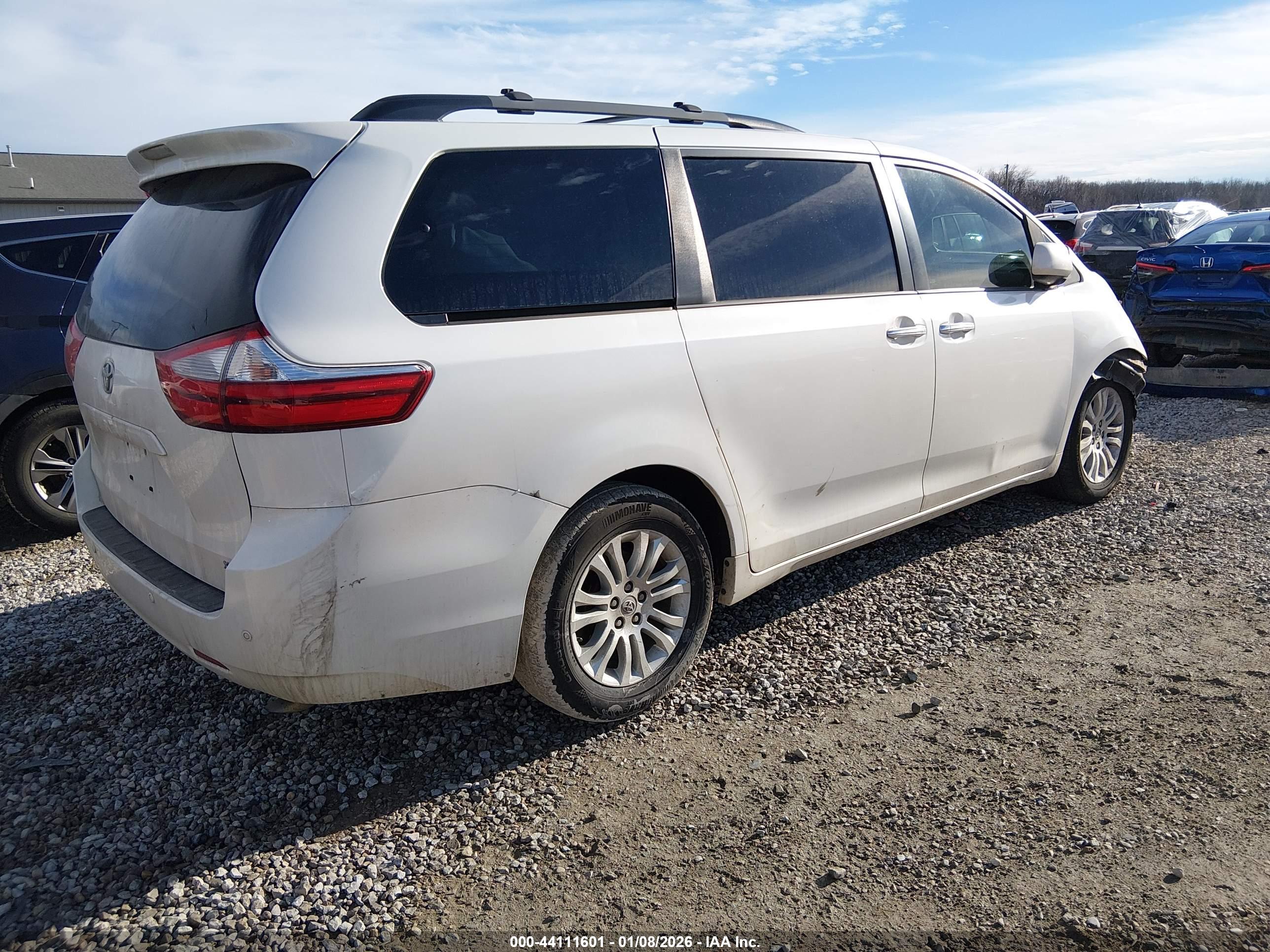TOYOTA SIENNA image 4