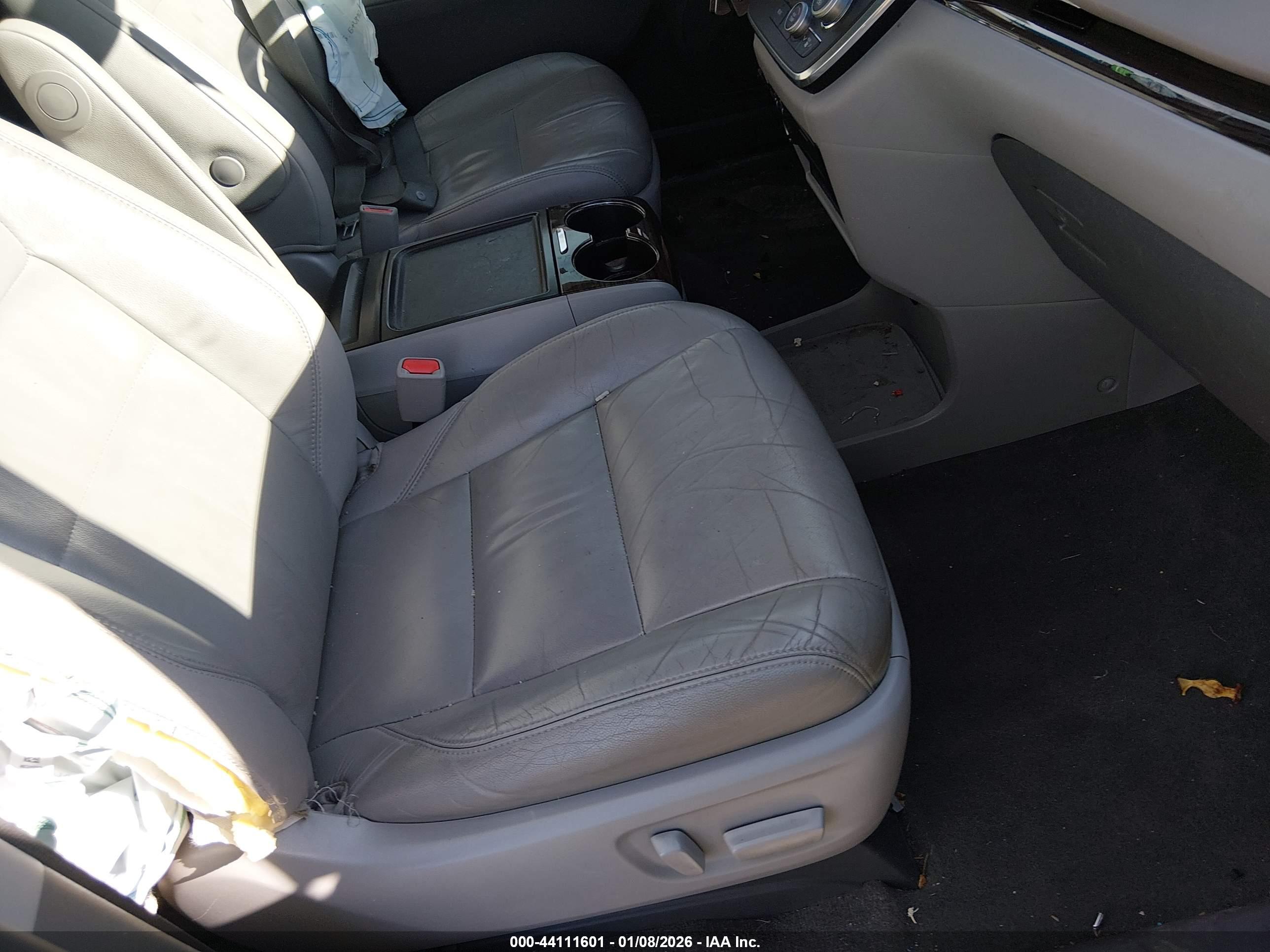 TOYOTA SIENNA image 5