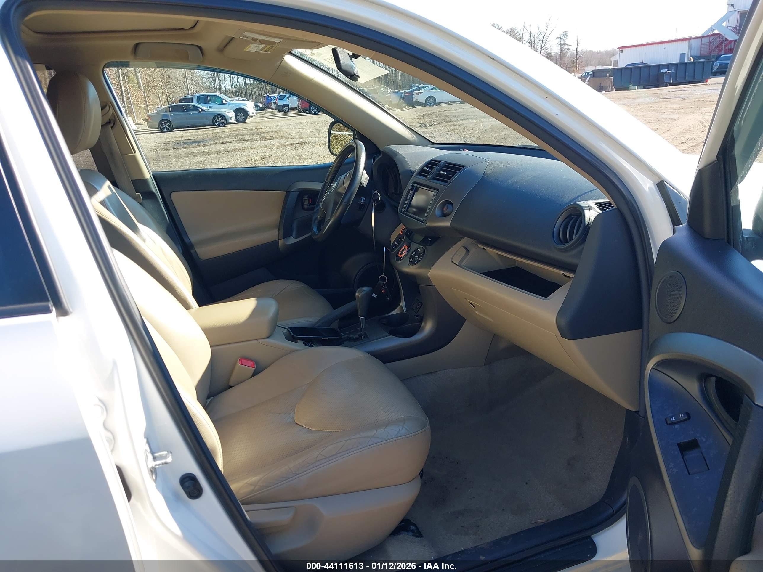 TOYOTA RAV4 image 5