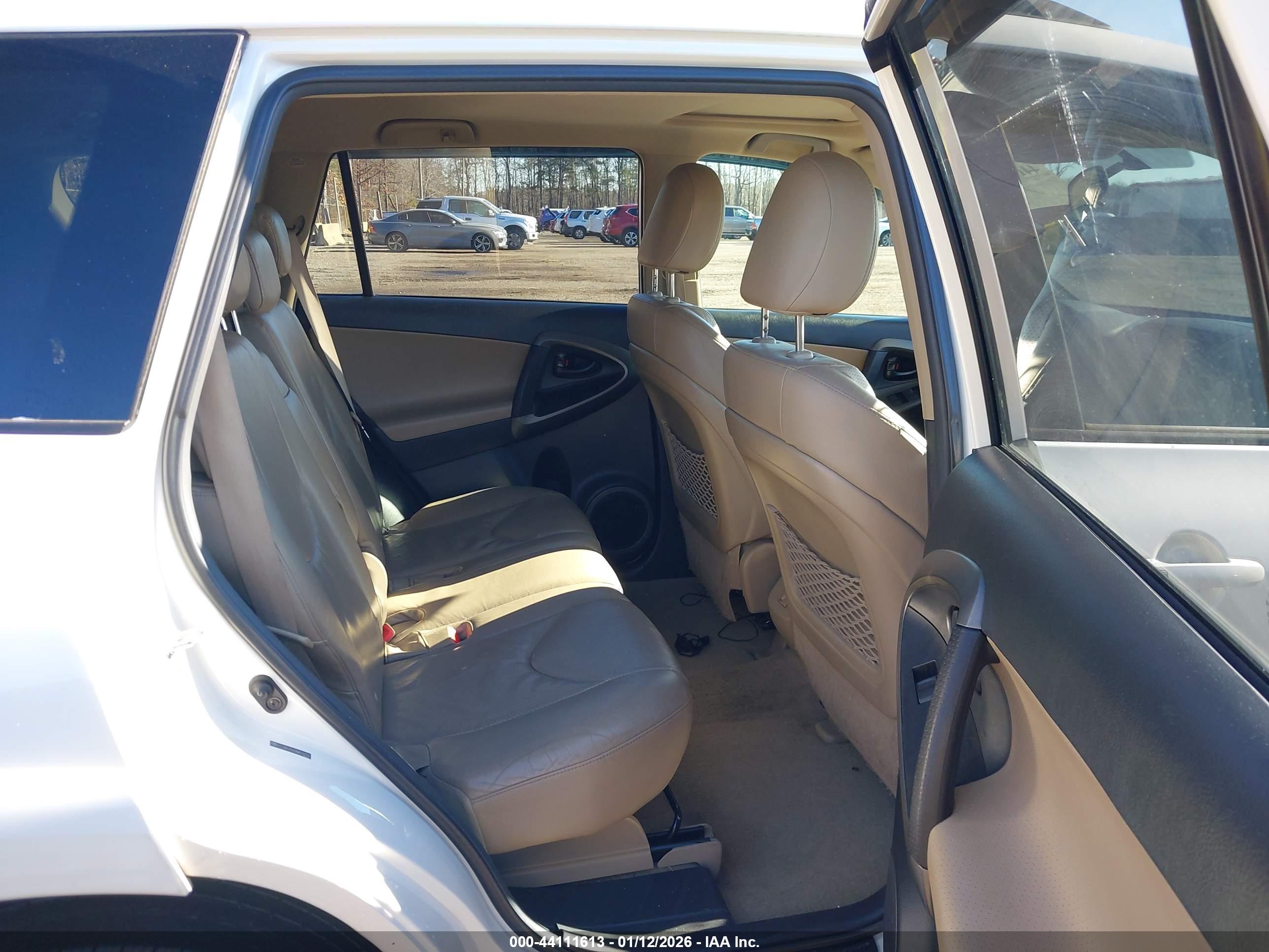 TOYOTA RAV4 image 8