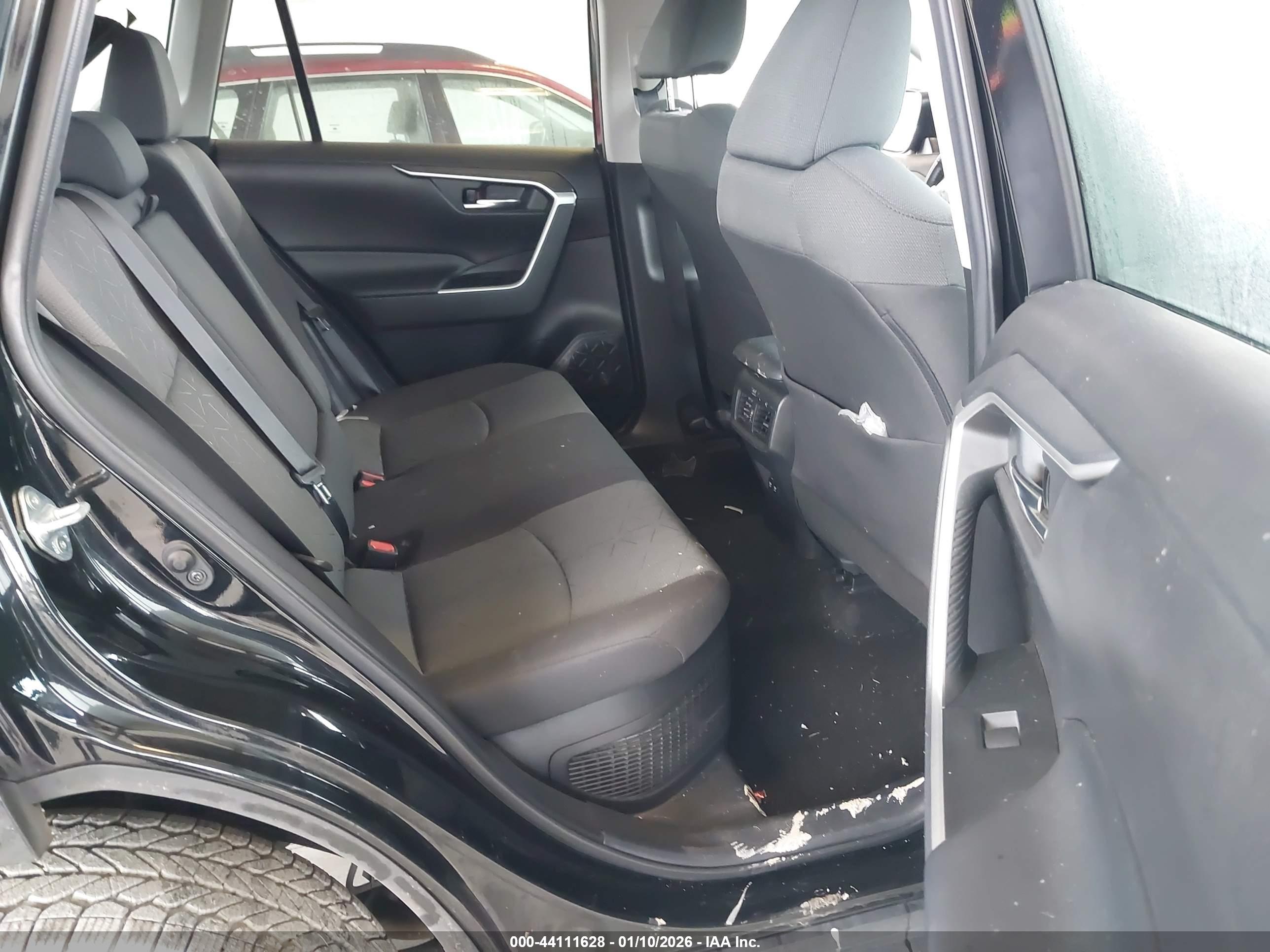 TOYOTA RAV4 image 8
