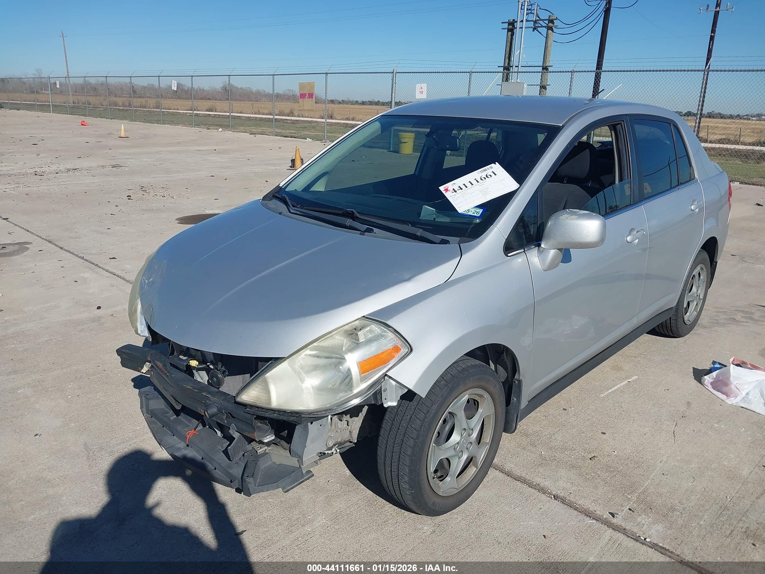 NISSAN VERSA image 2