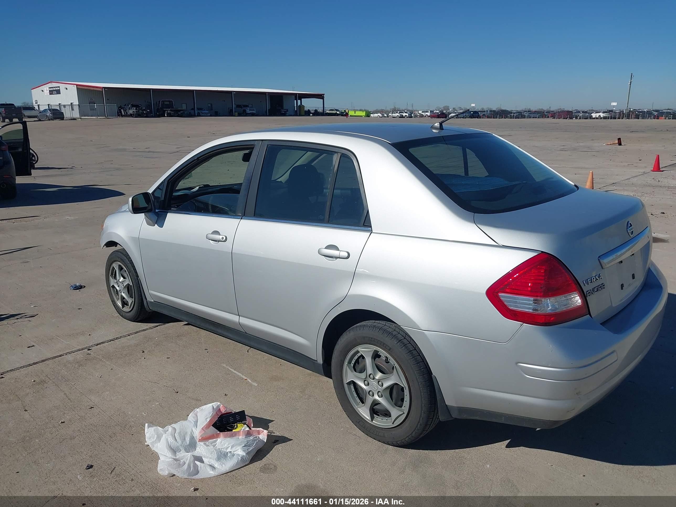 NISSAN VERSA image 3