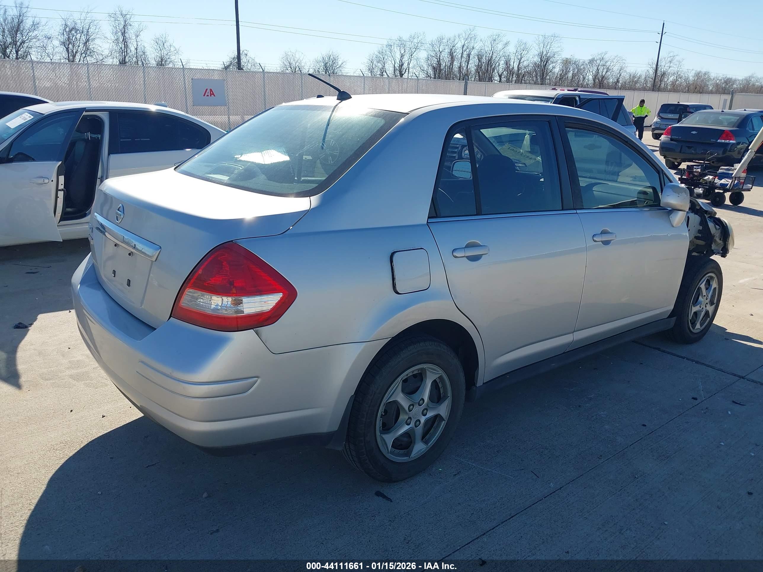 NISSAN VERSA image 4