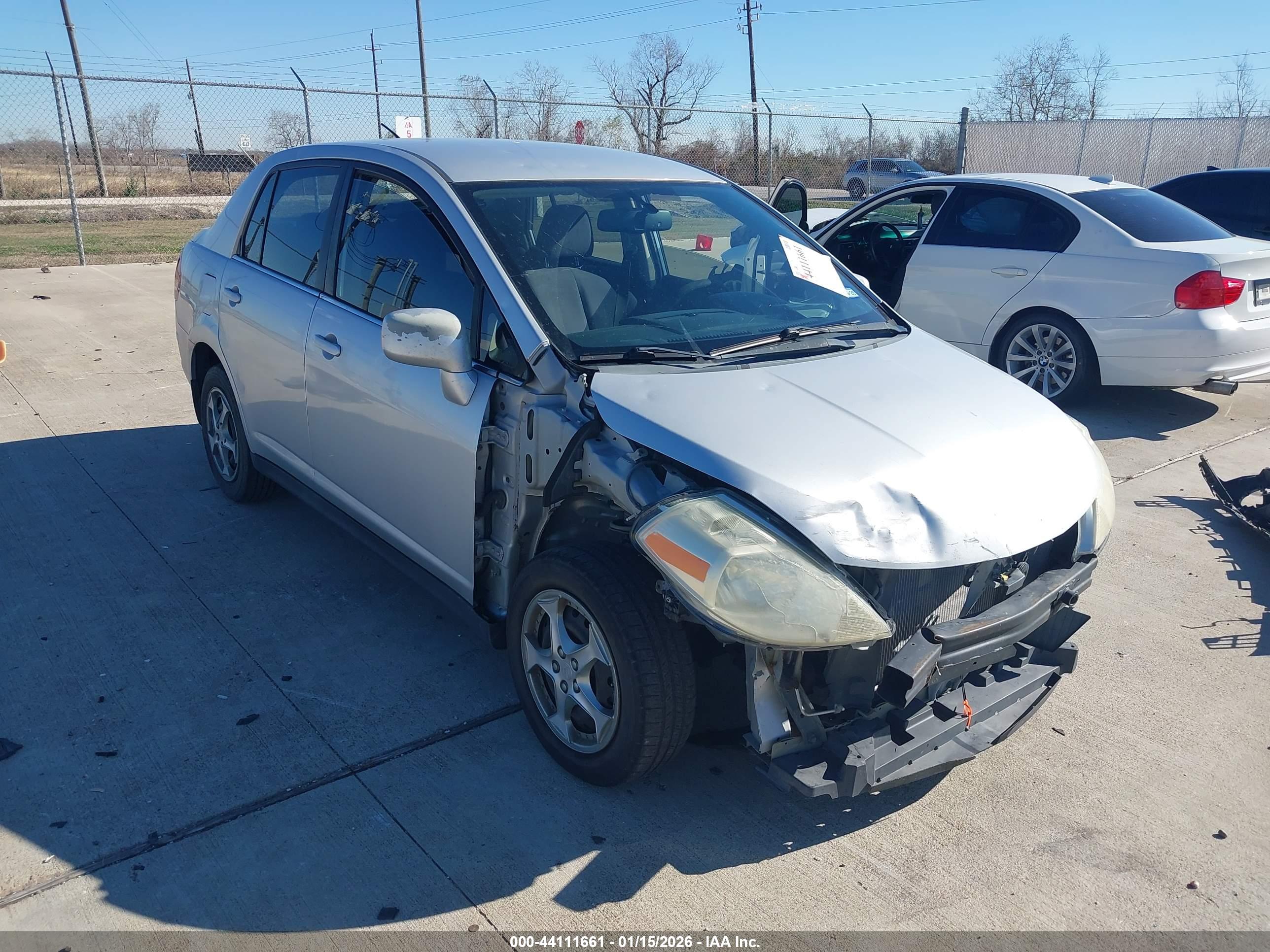 NISSAN VERSA image 6
