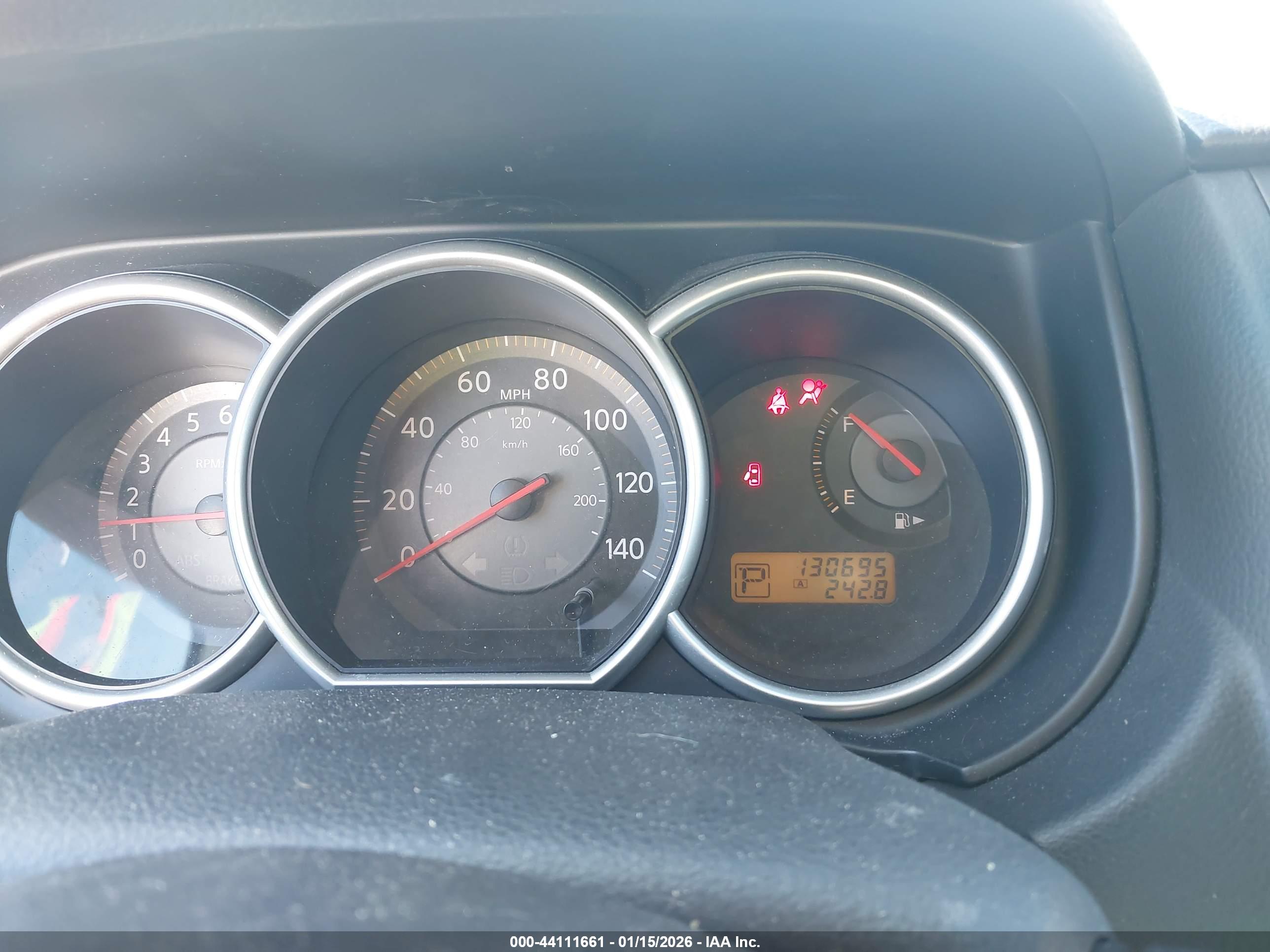 NISSAN VERSA image 7