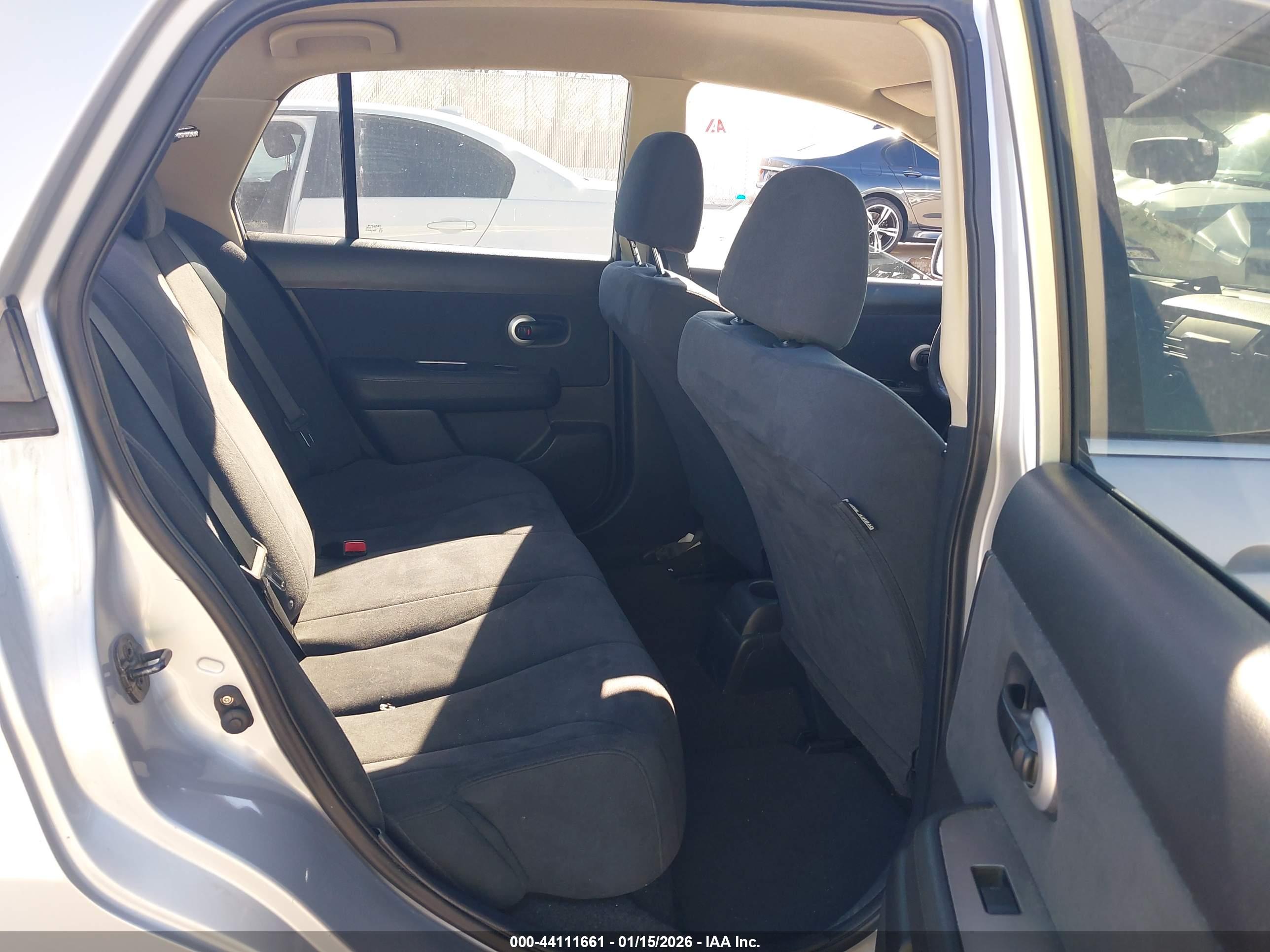 NISSAN VERSA image 8