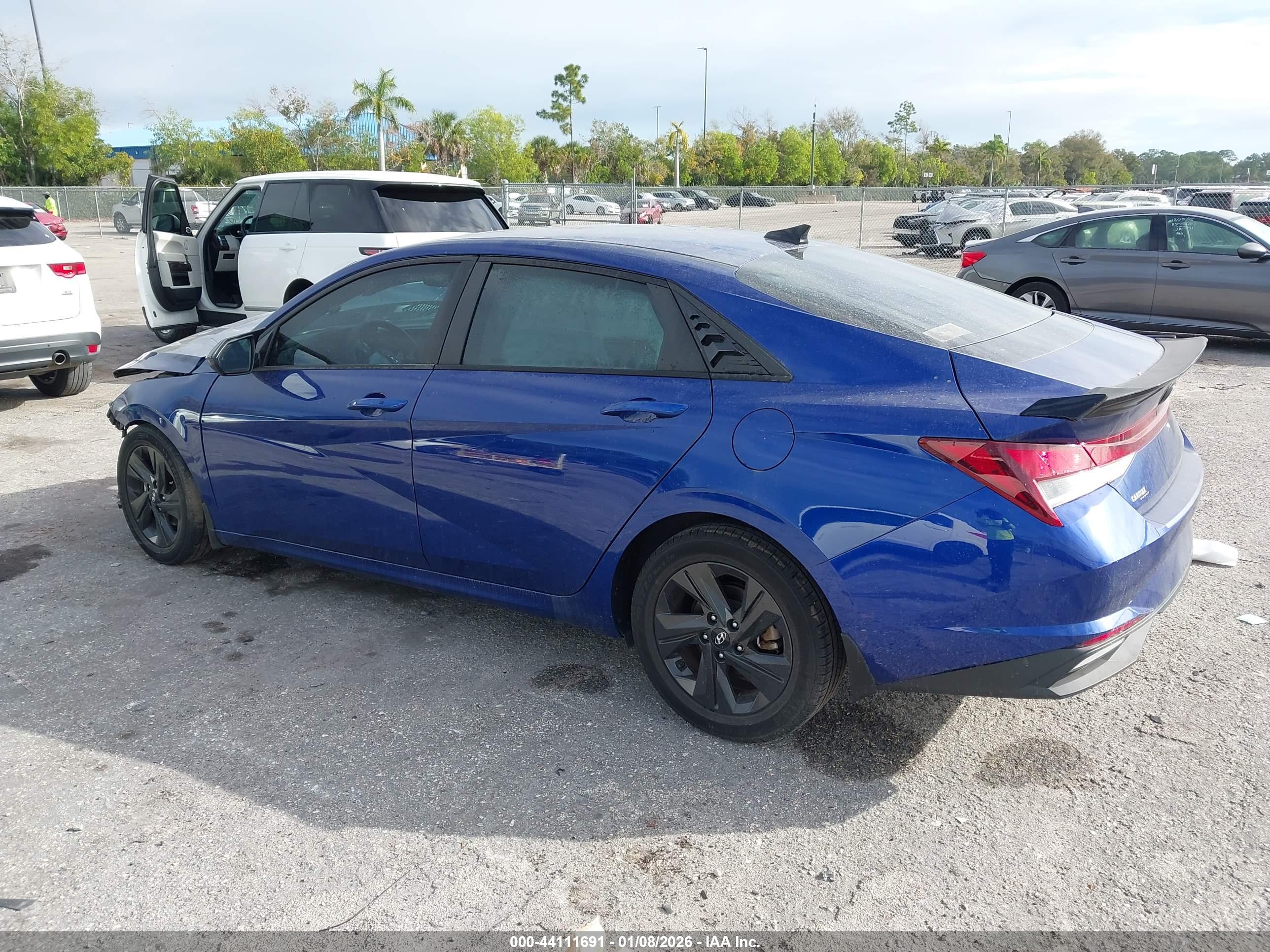 HYUNDAI ELANTRA image 3