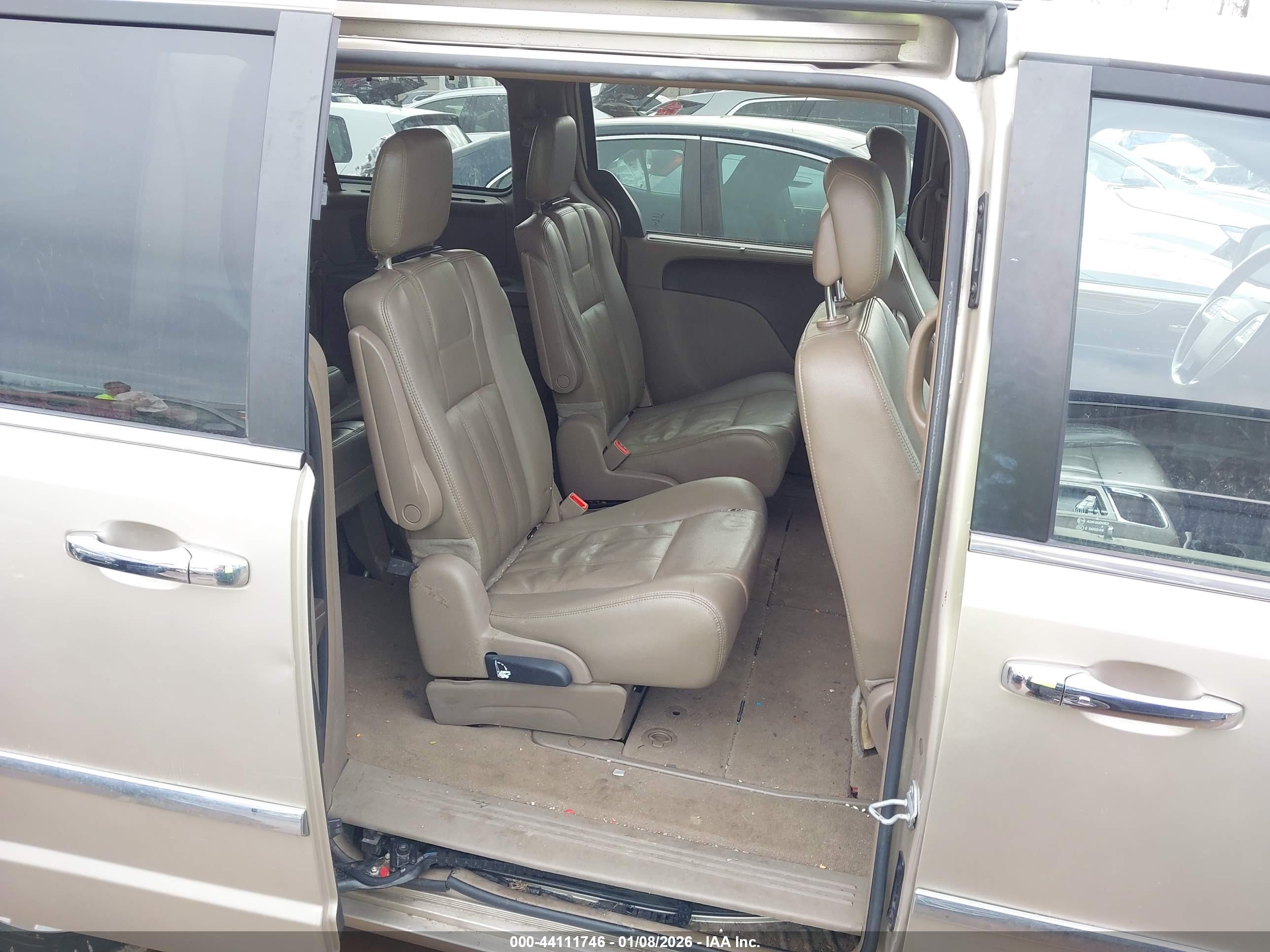 CHRYSLER TOWN image 8