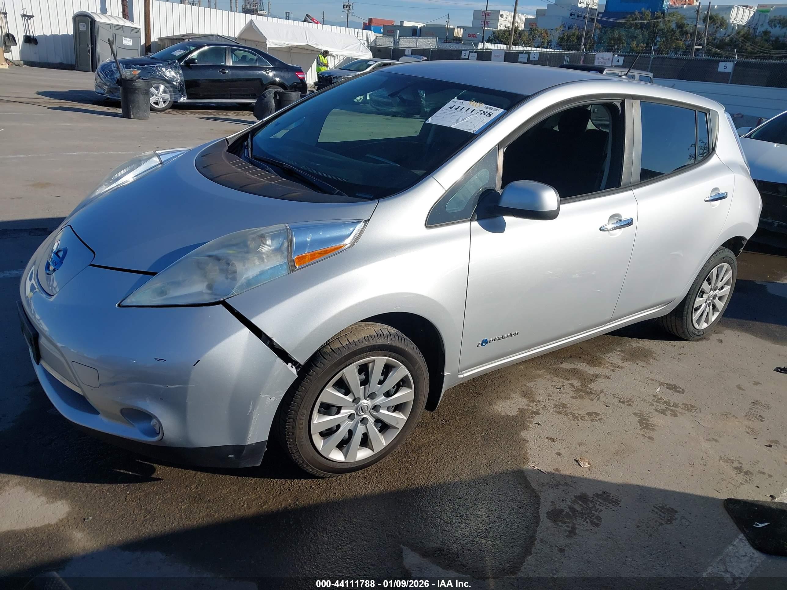 NISSAN LEAF image 2