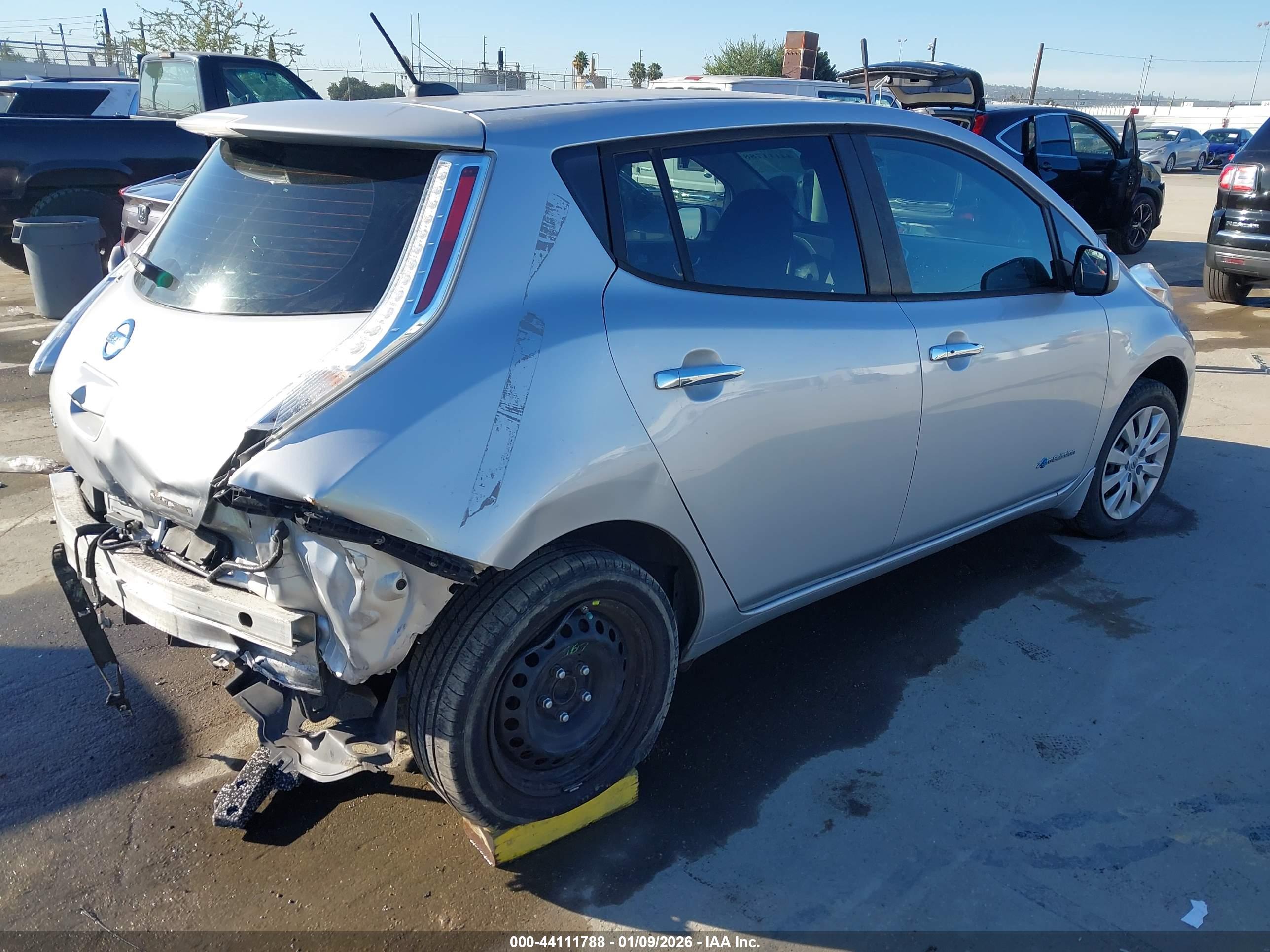 NISSAN LEAF image 4