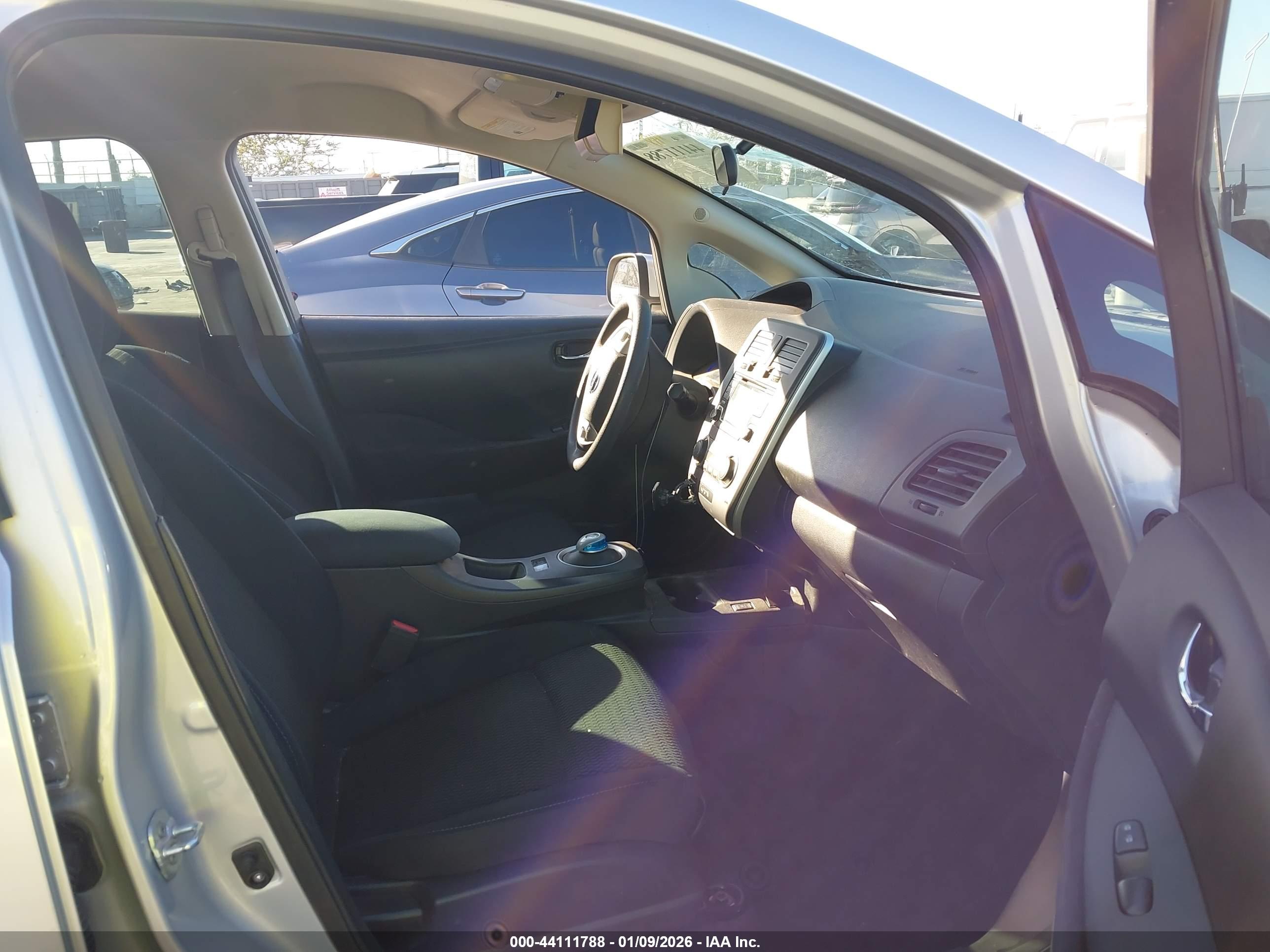 NISSAN LEAF image 5