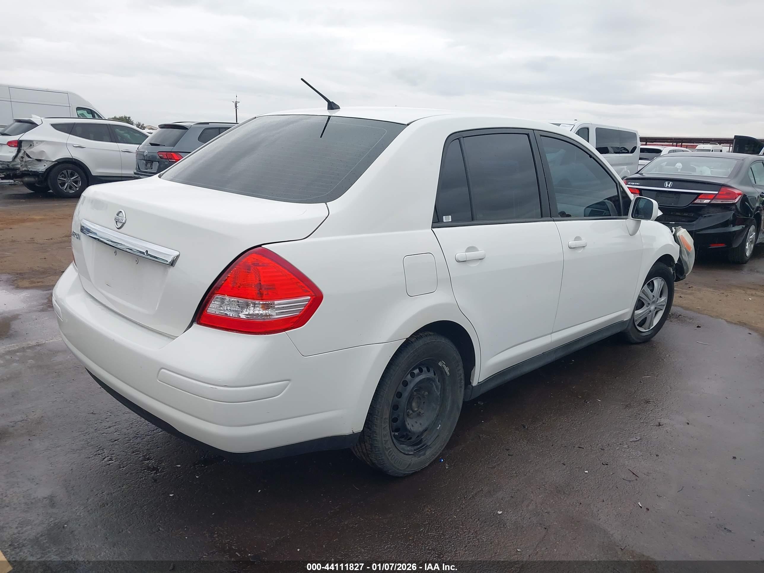 NISSAN VERSA image 4